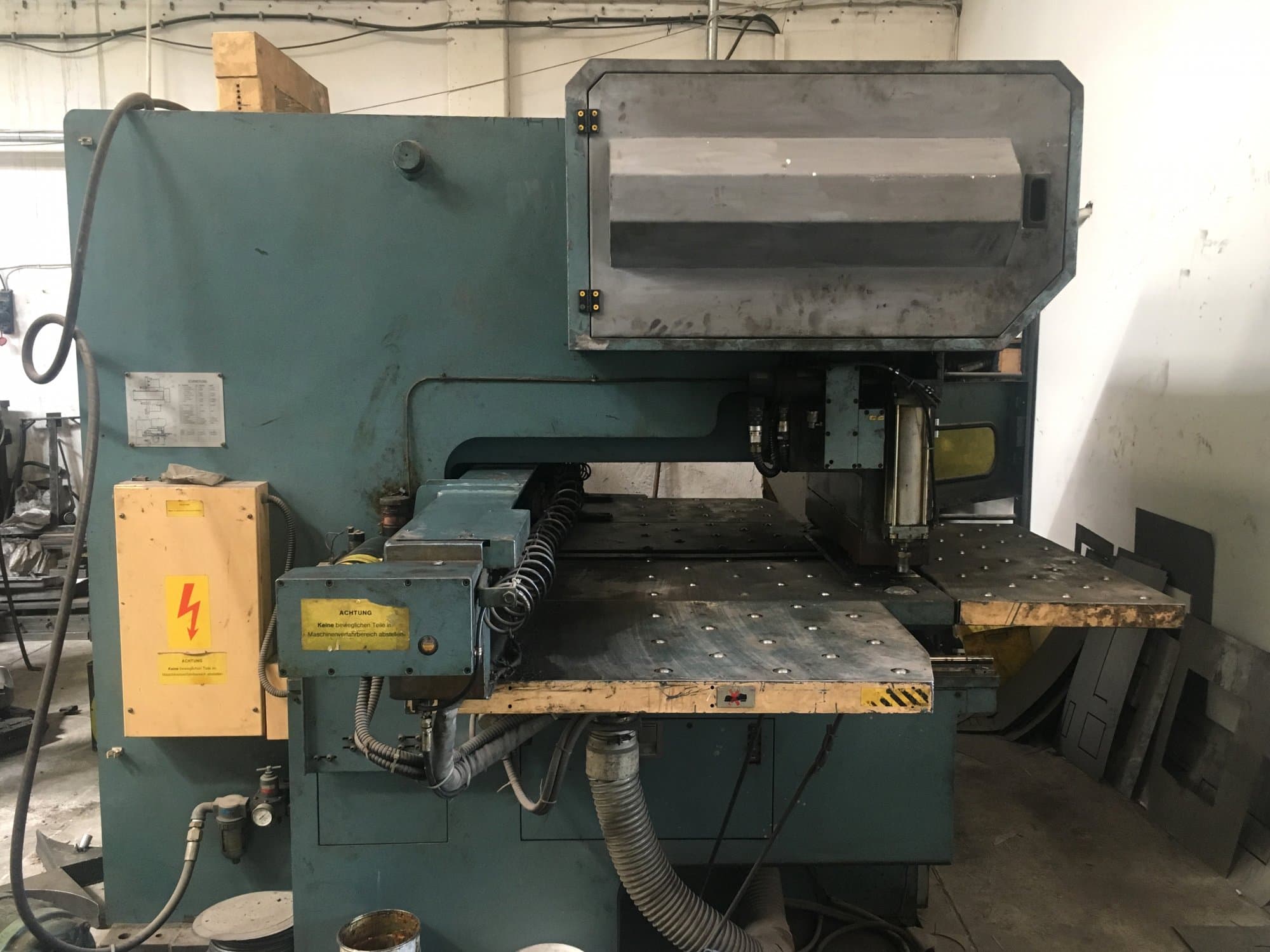 Koneen  AMADA etunäkymäOCTO-334