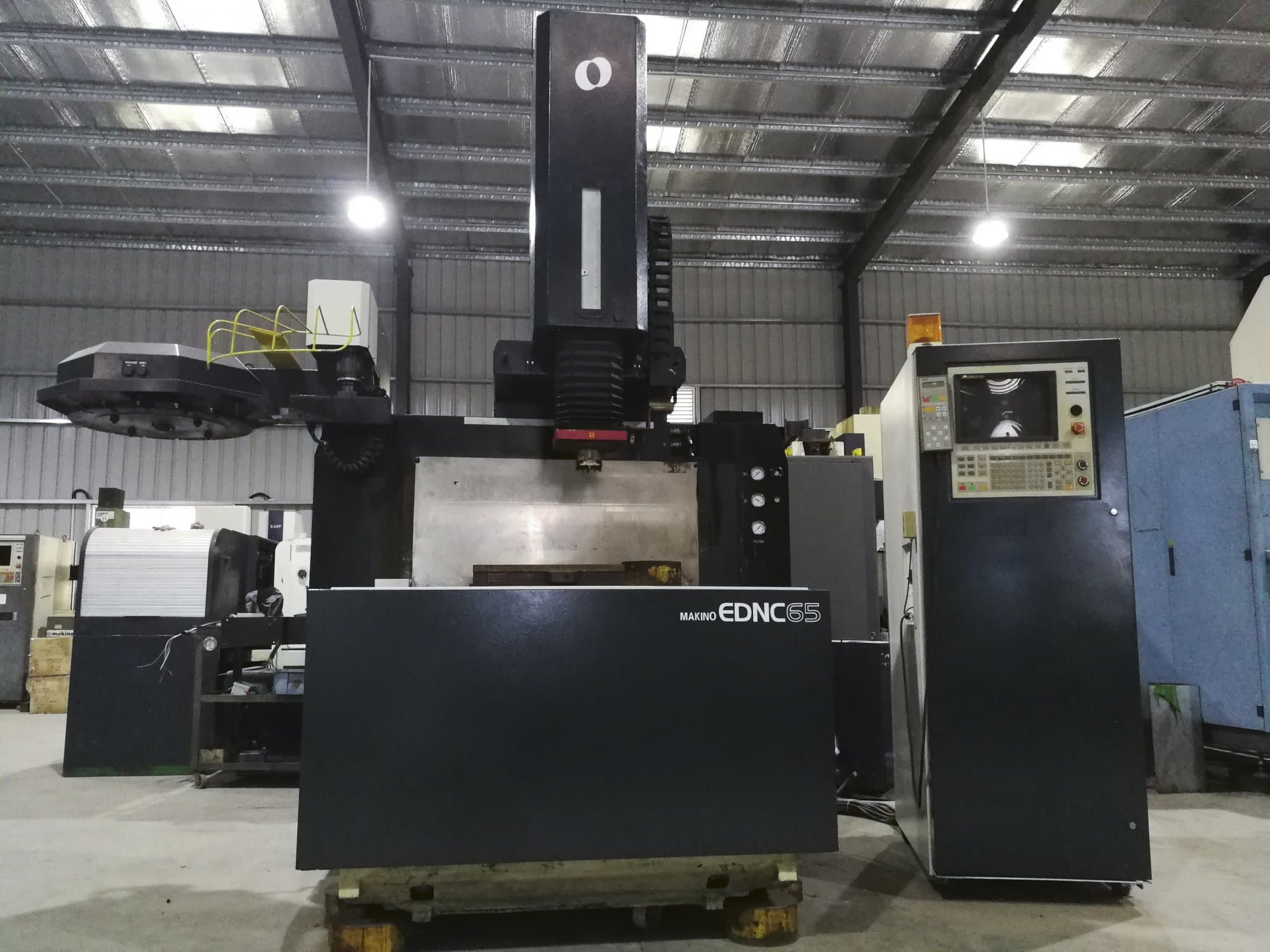 Koneen Makino EDNC65 Etunäkymä