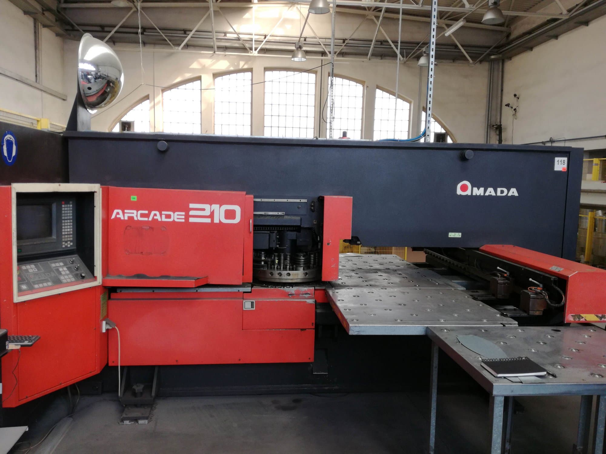 Koneen  AMADA etunäkymäARCADE 210