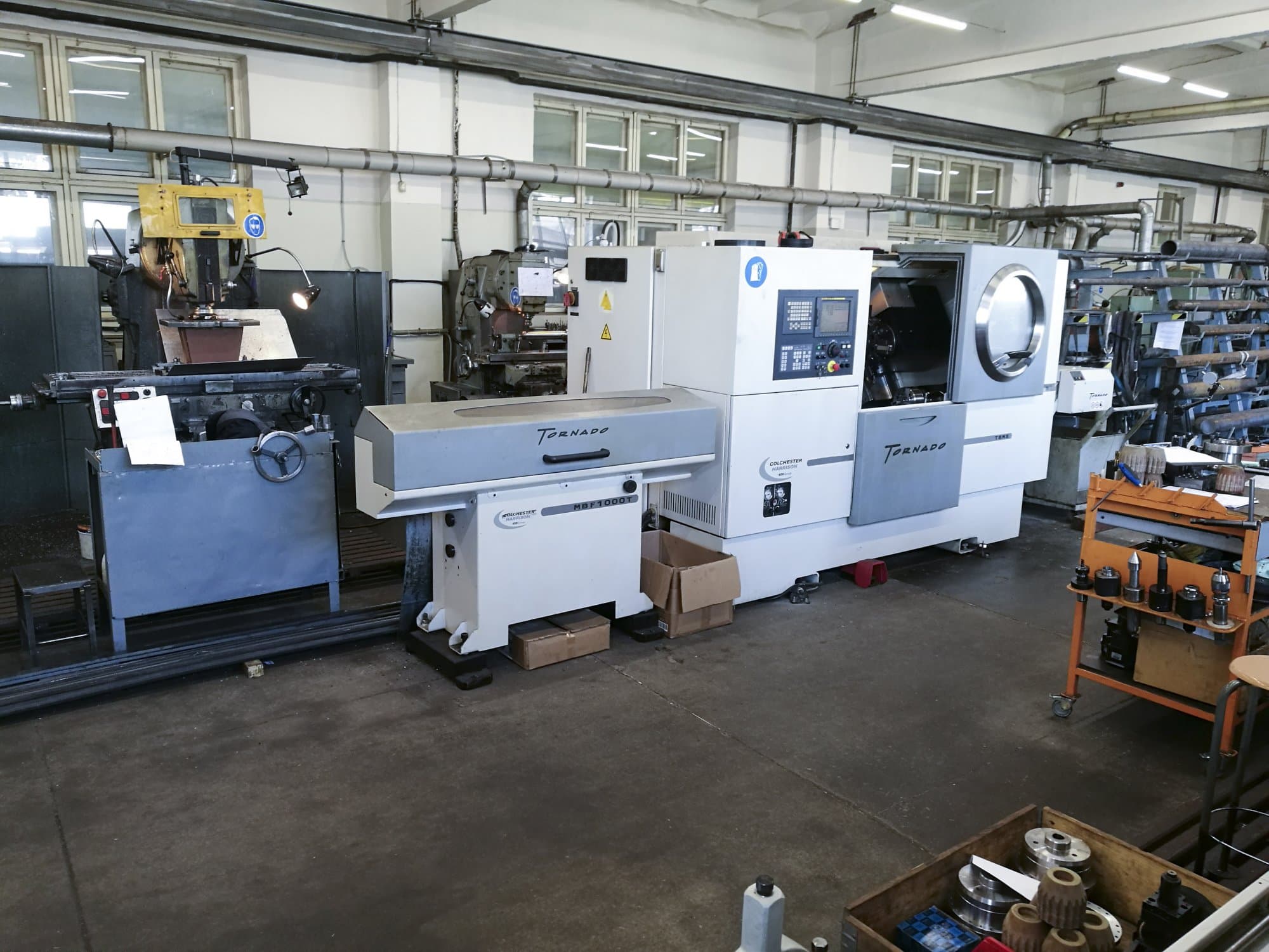 Koneen  2 Colchester etunäkymäTORNADO T8MS