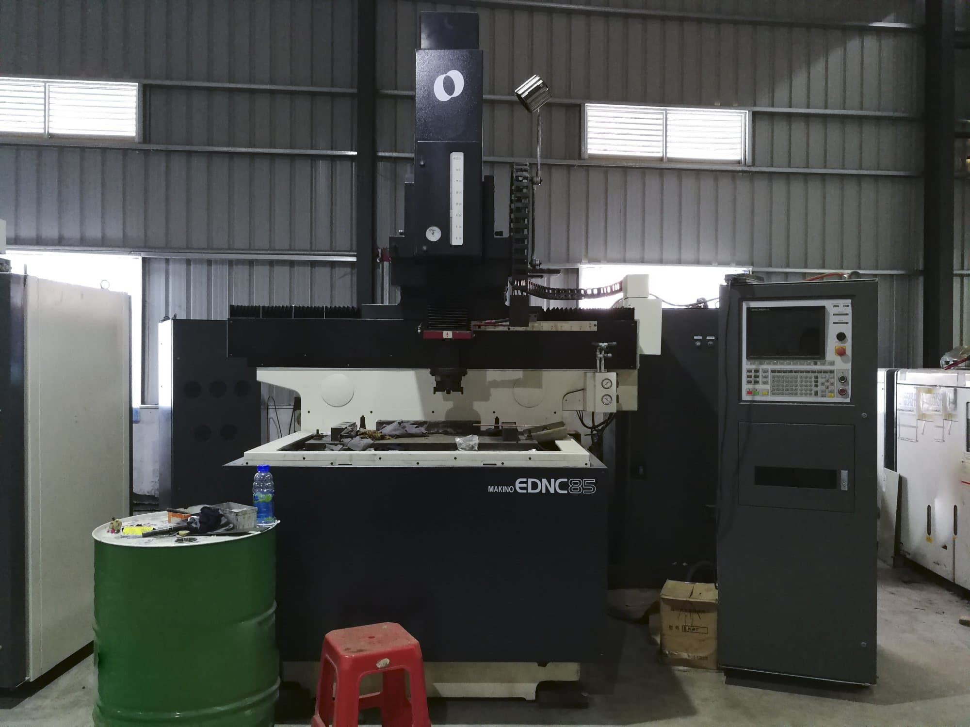 Koneen Makino EDNC85 Etunäkymä