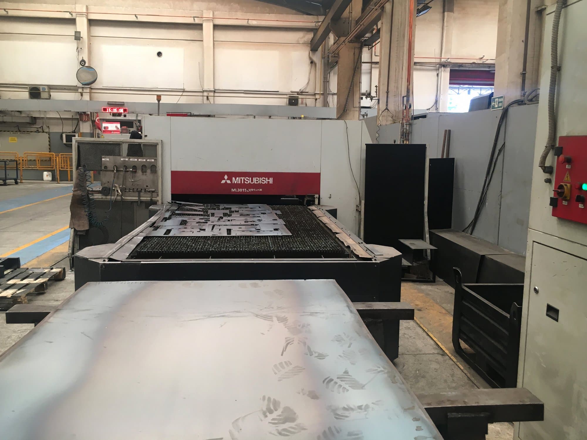 Koneen  Mitsubishi Electric etunäkymäML3015LV PLUS II