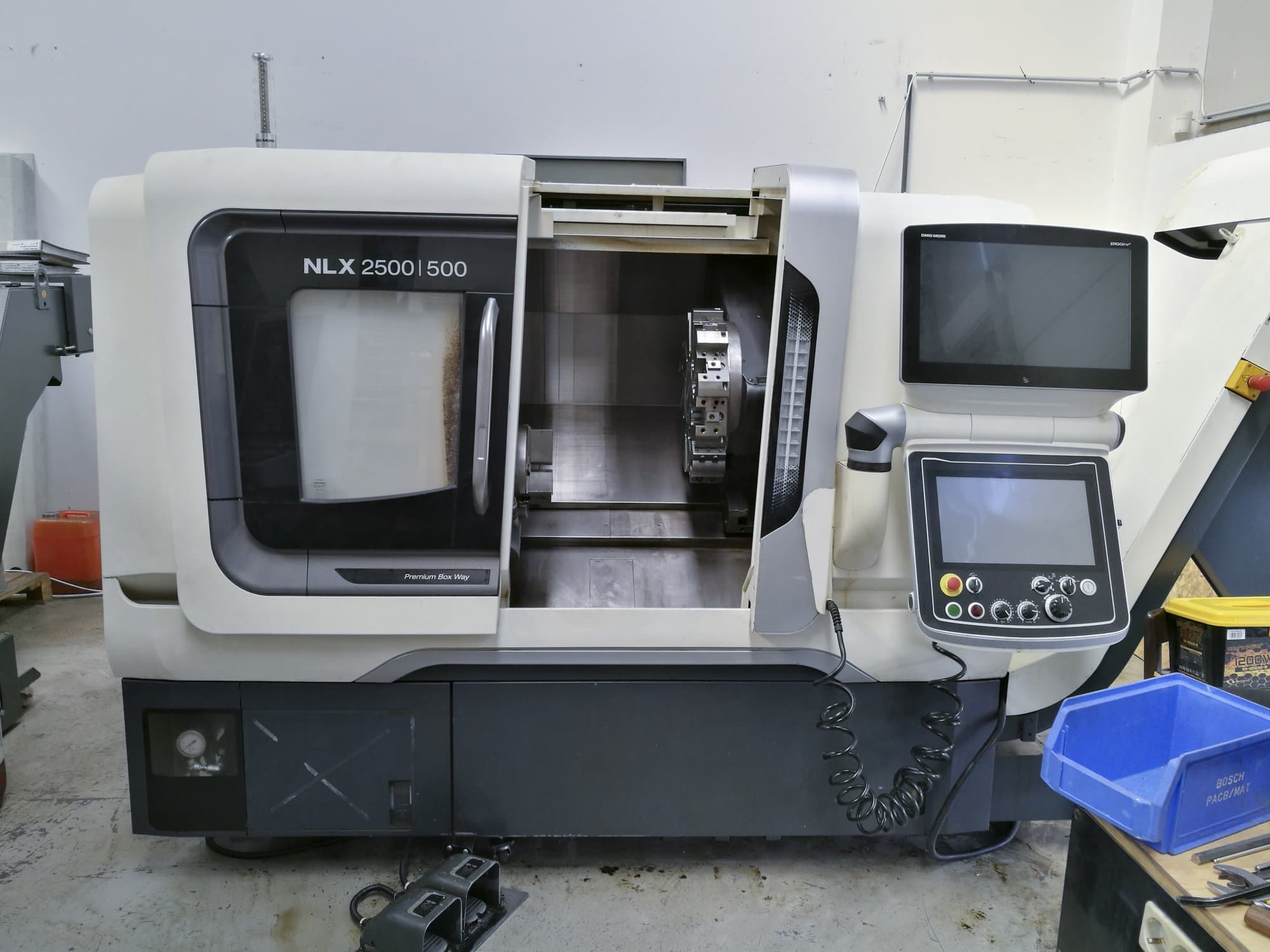 Koneen  DMG MORI etunäkymäNLX 2500/500