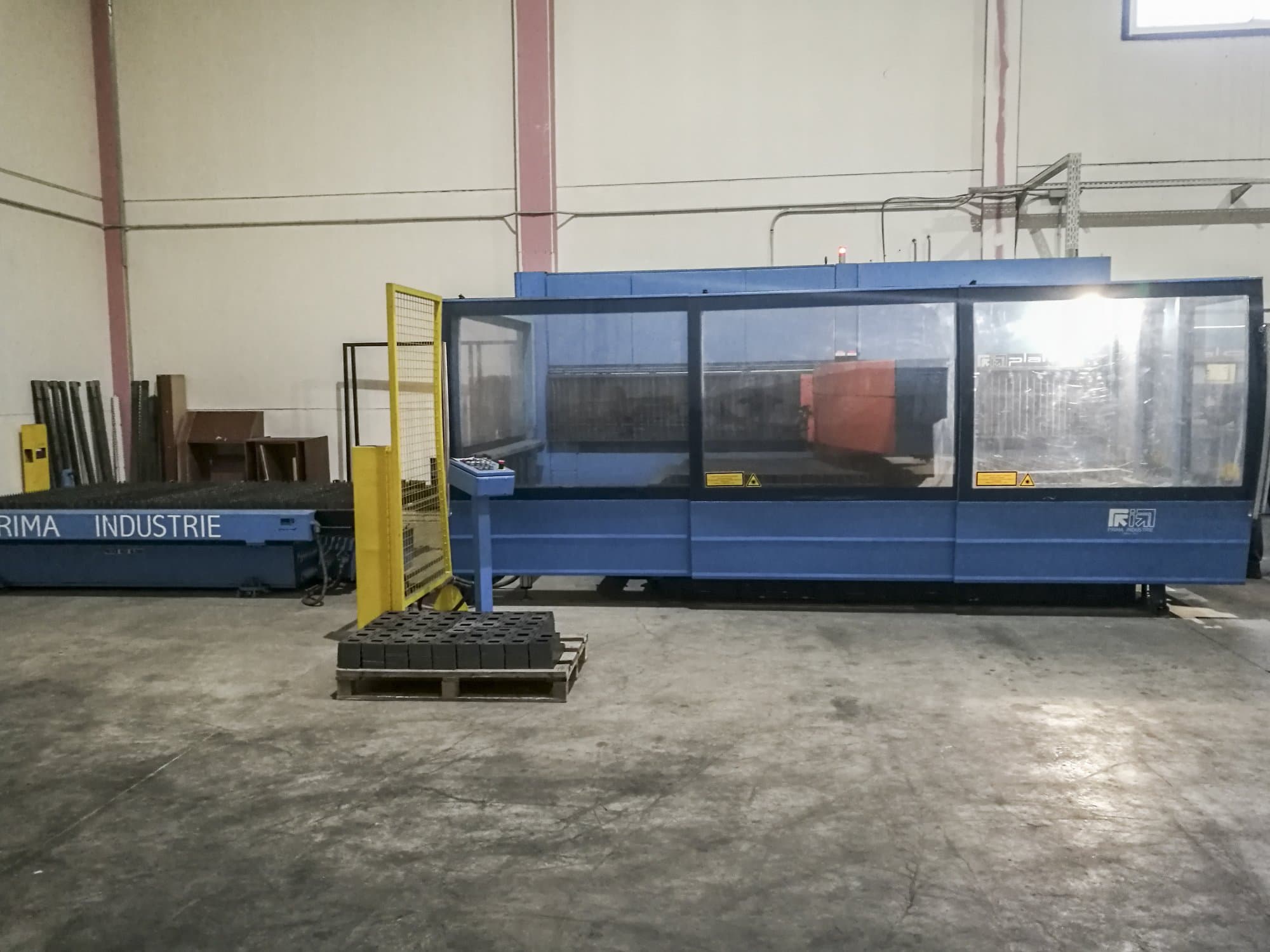 Koneen Prima Power oikean sivun näkymäPlatino 1530