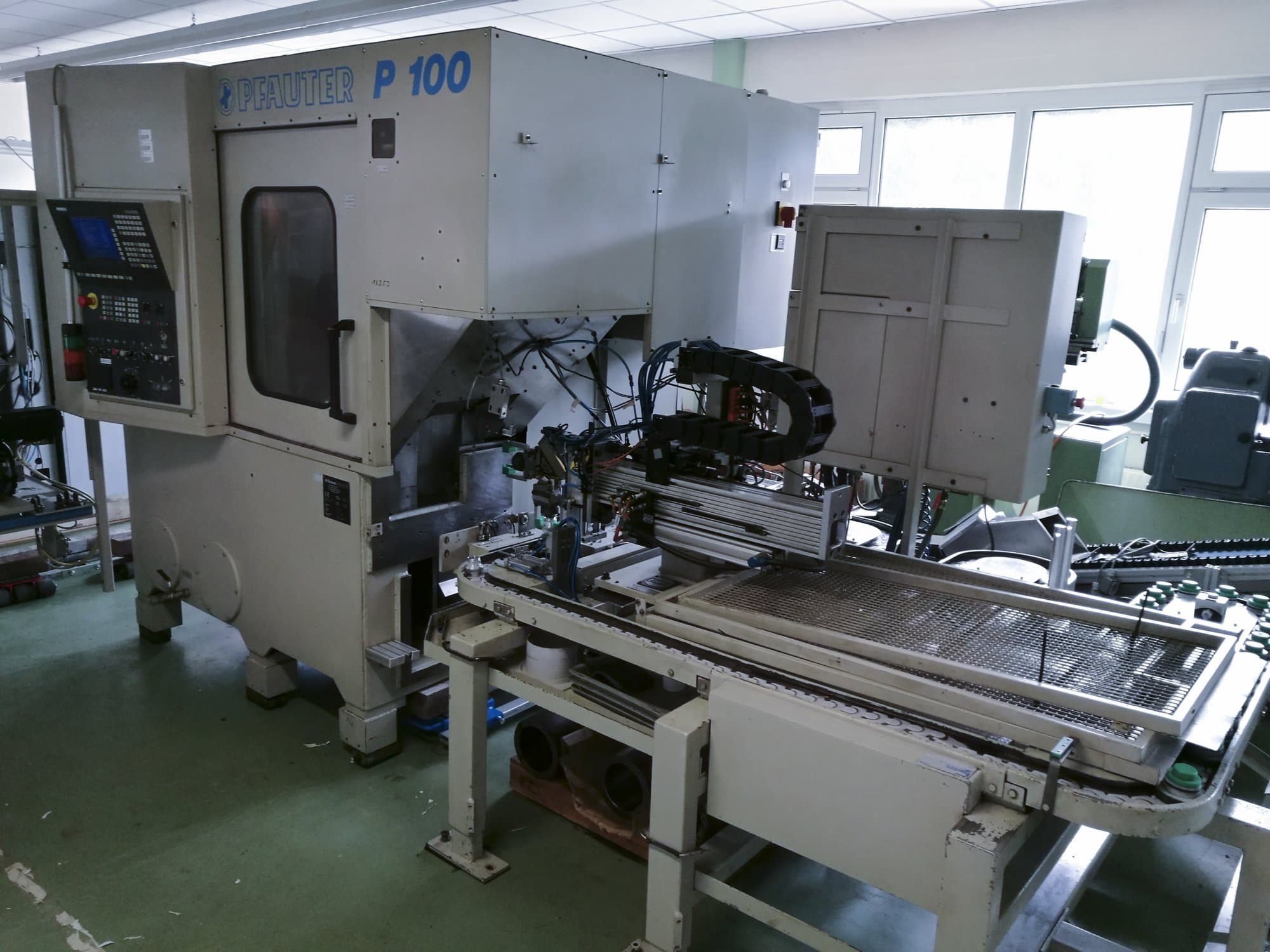 Koneen GLEASON-PFAUTER P100 Etunäkymä