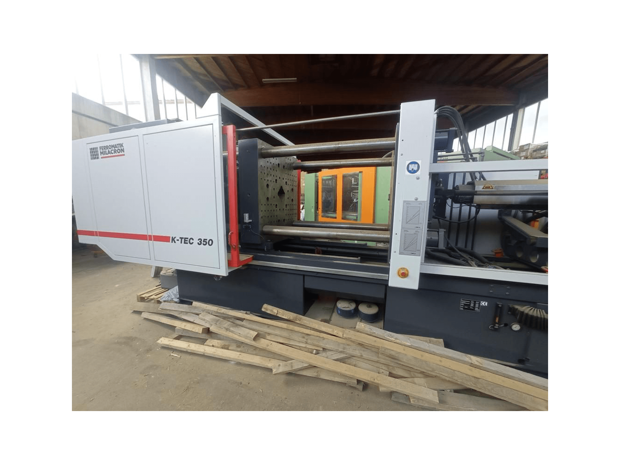 Ferromatik Milacronin K-TEC 350 sivulta katsottuna, jossa näkyy sen monimutkainen koneisto ja toiminnanohjaus.