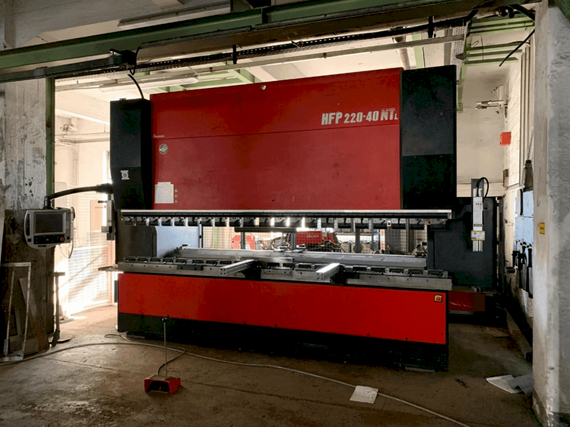 Koneen AMADA HFP NT 220-4L etunäkymä