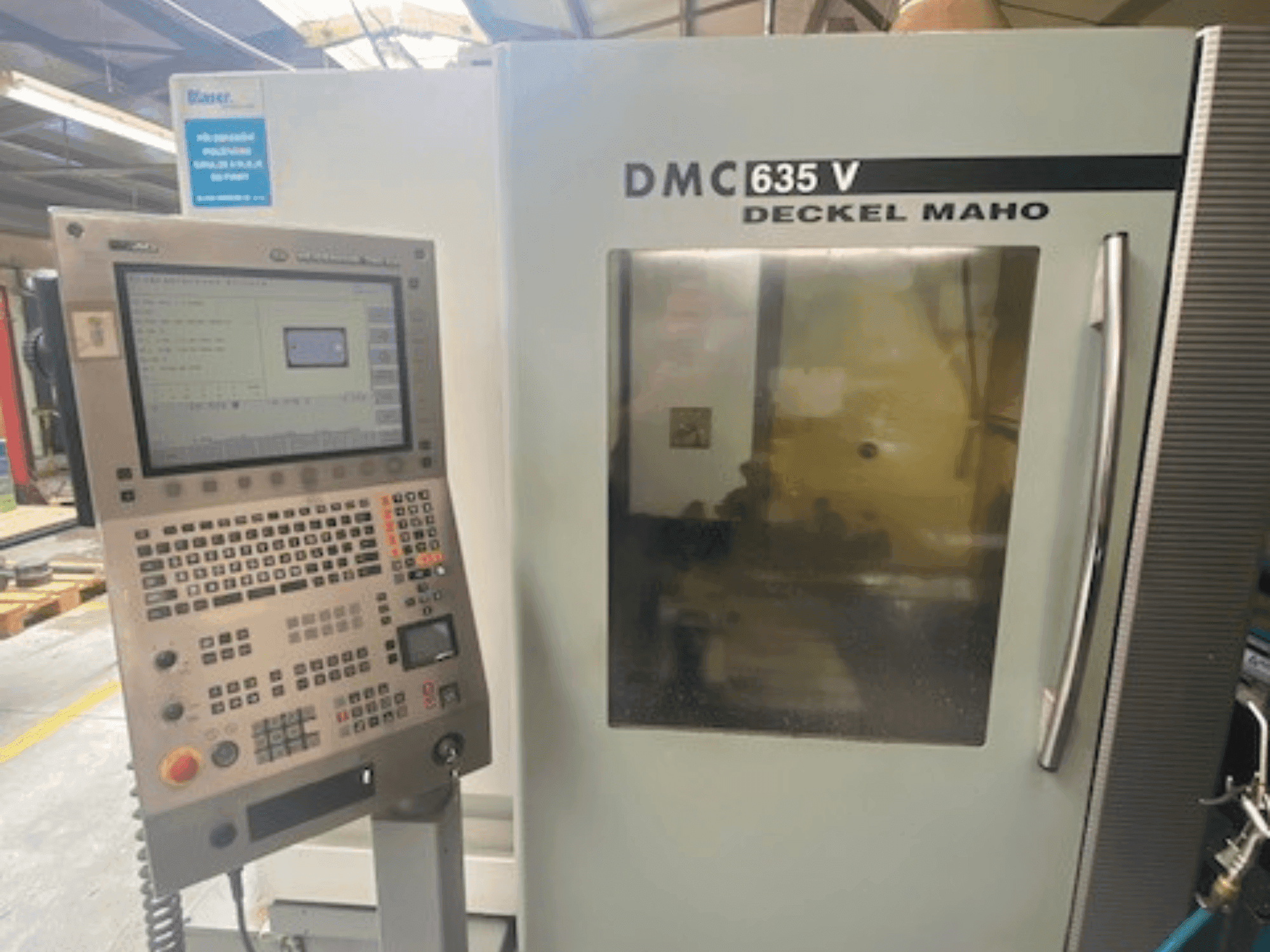 Koneen DMG DECKEL MAHO DMC 635V etunäkymä