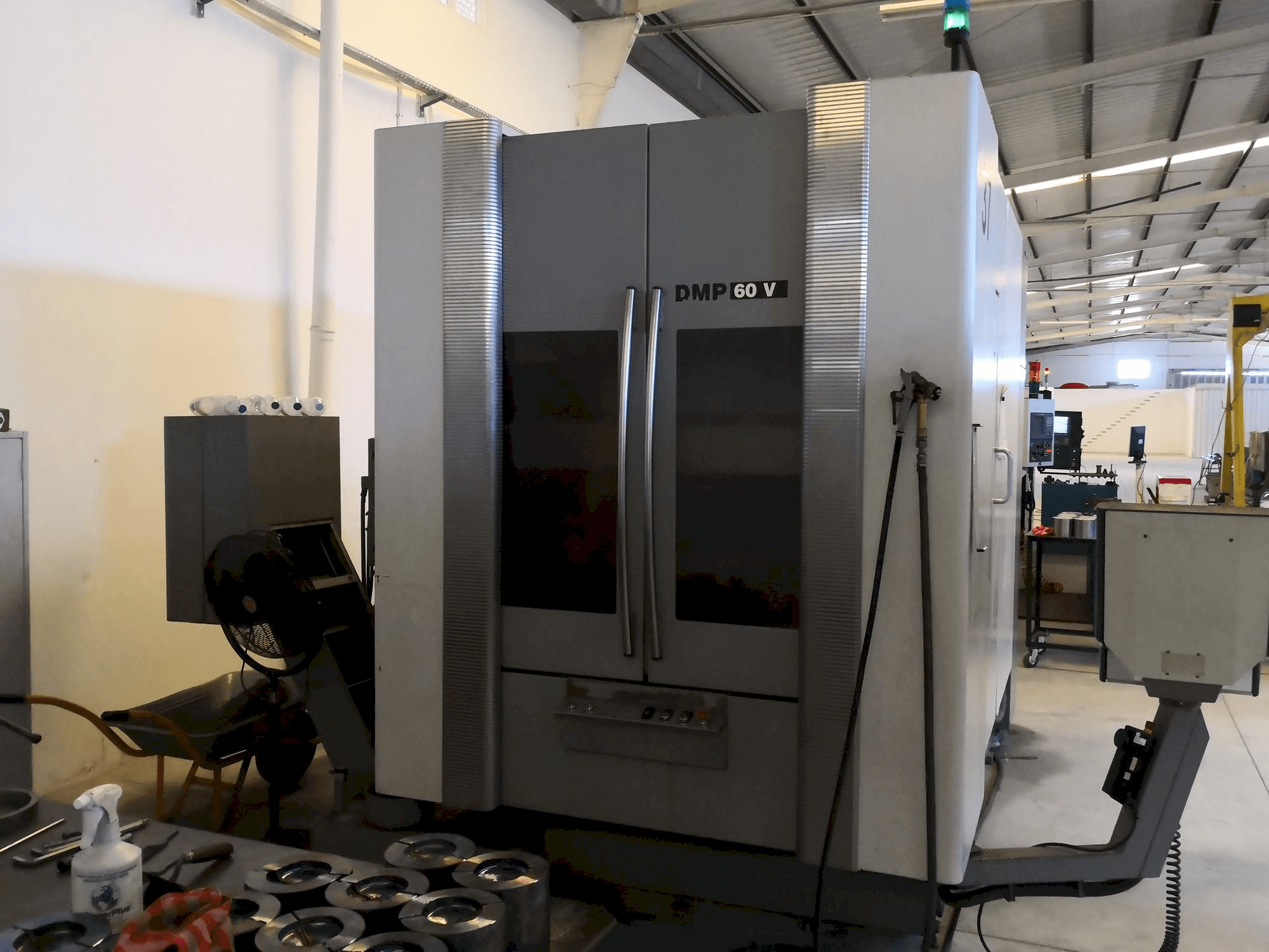 Koneen DECKEL MAHO DMP 60V etunäkymä