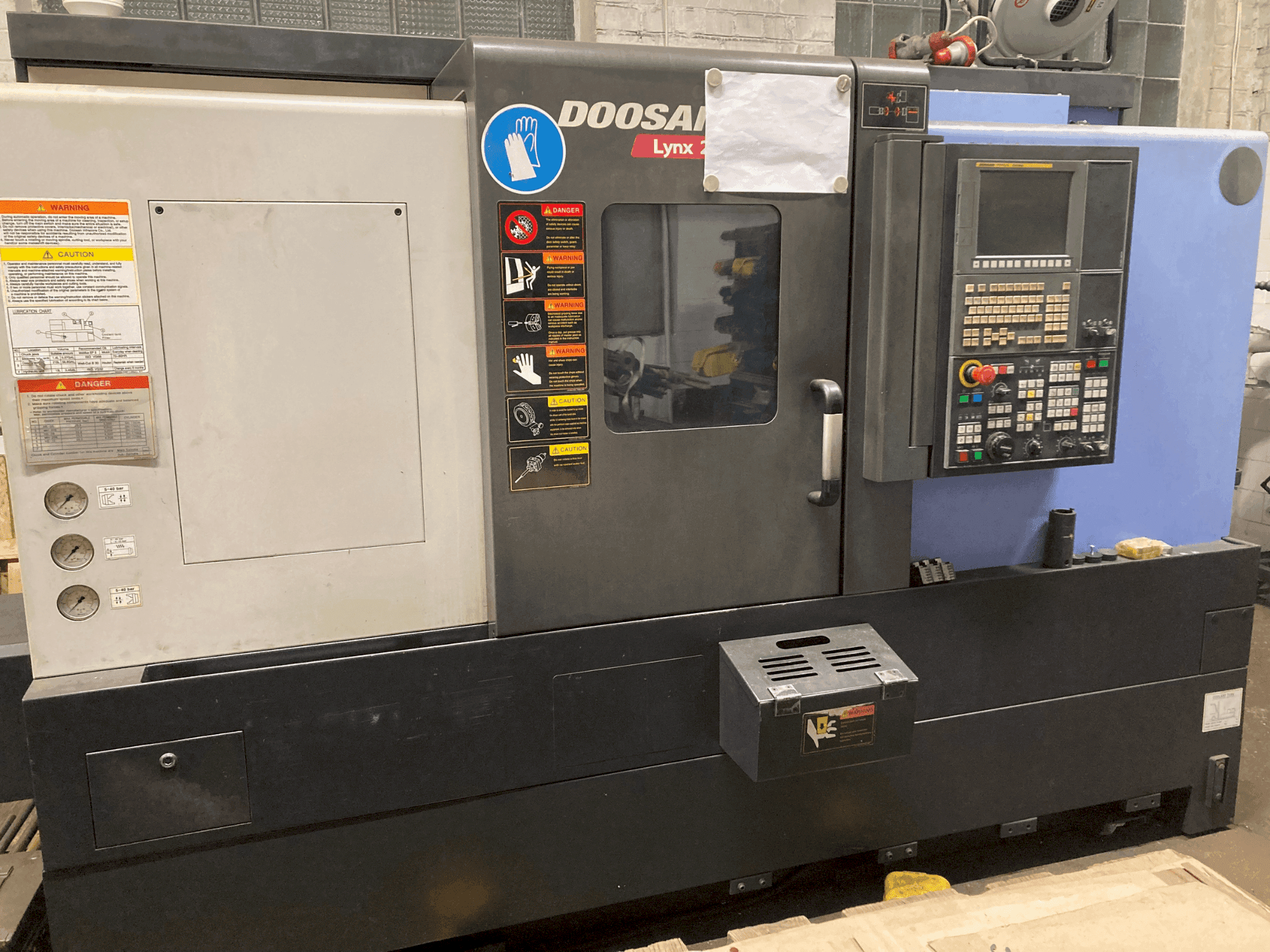Koneen DOOSAN LYNX220LSYA etunäkymä