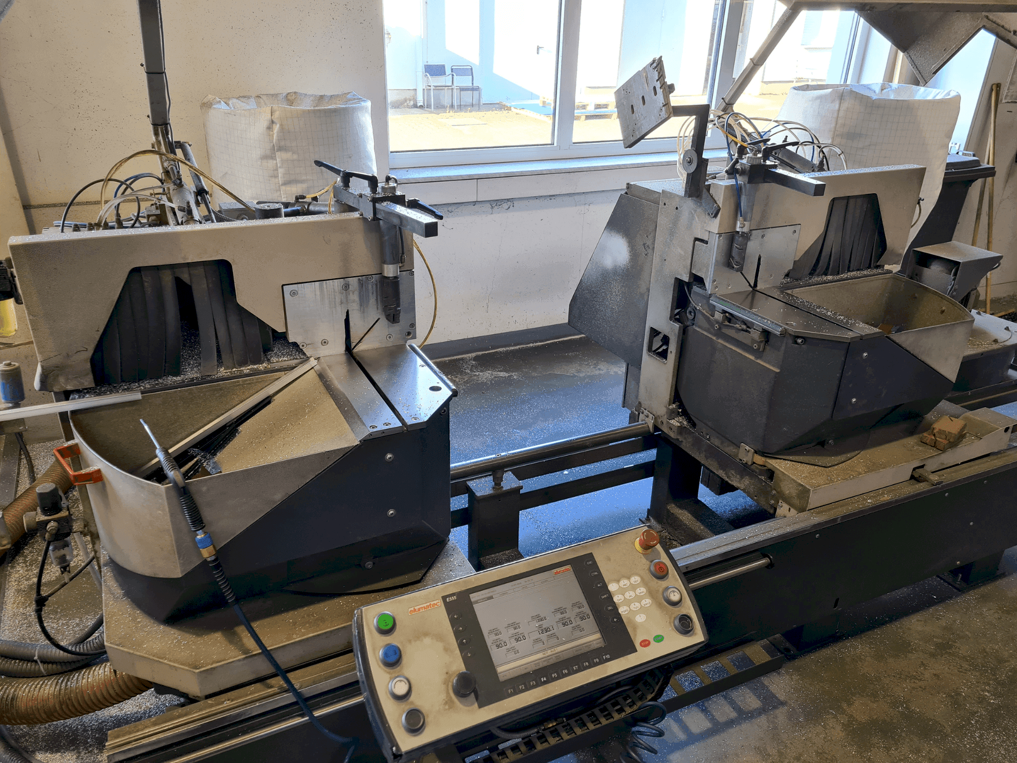 Koneen Elumatec DG104 etunäkymä