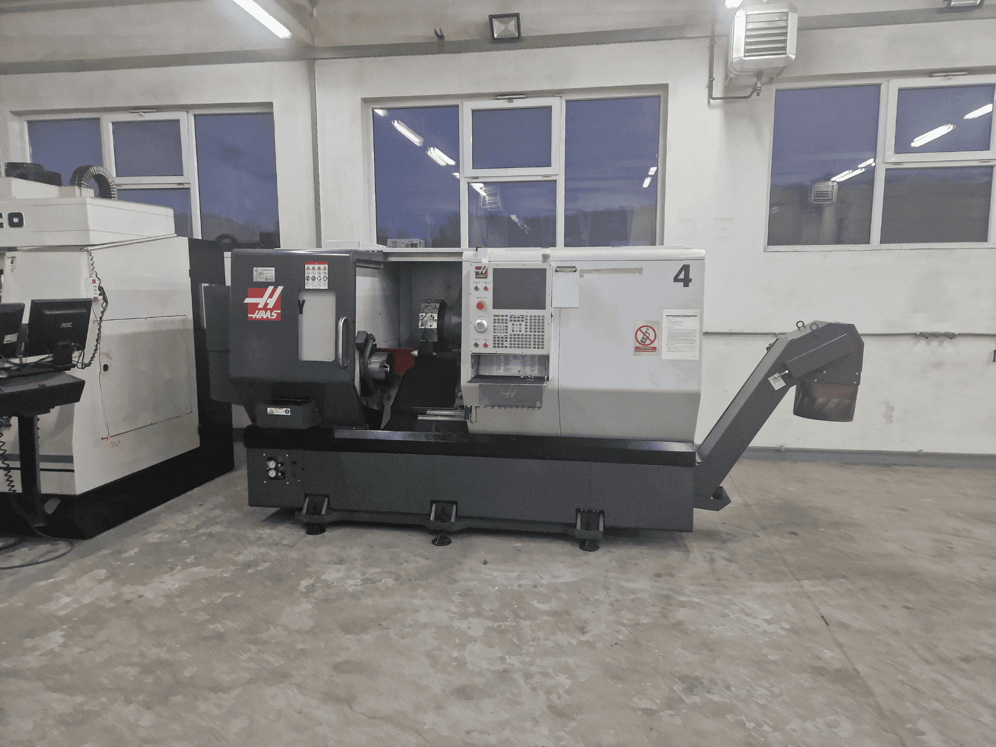 Koneen HAAS ST-30Y etunäkymä