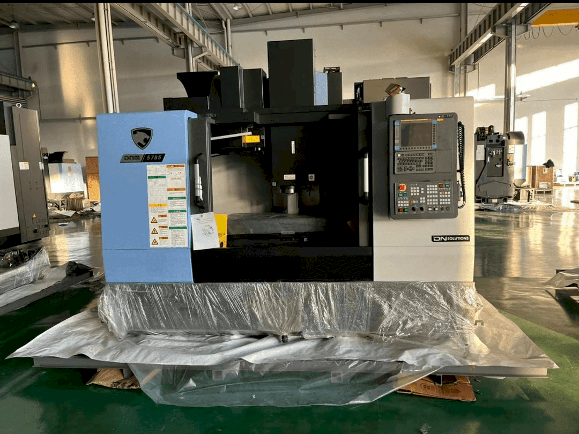 Koneen DOOSAN Dnm 5705 etunäkymä