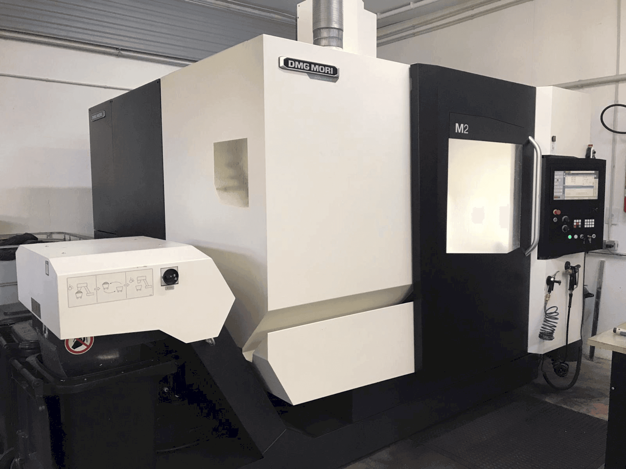 Koneen DMG MORI M2 etunäkymä