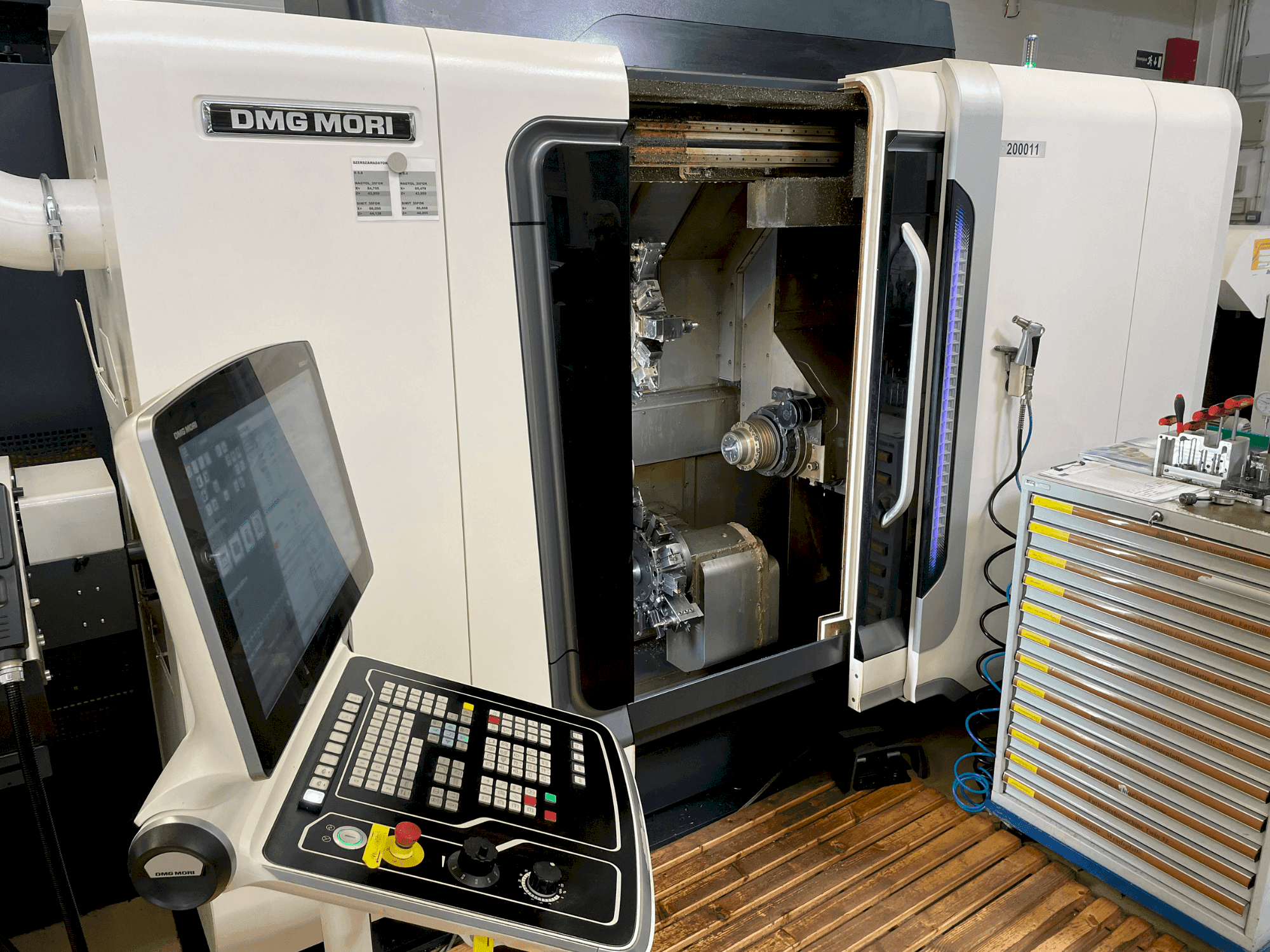 Koneen DMG MORI Sprint 50 2T vasen näkymä