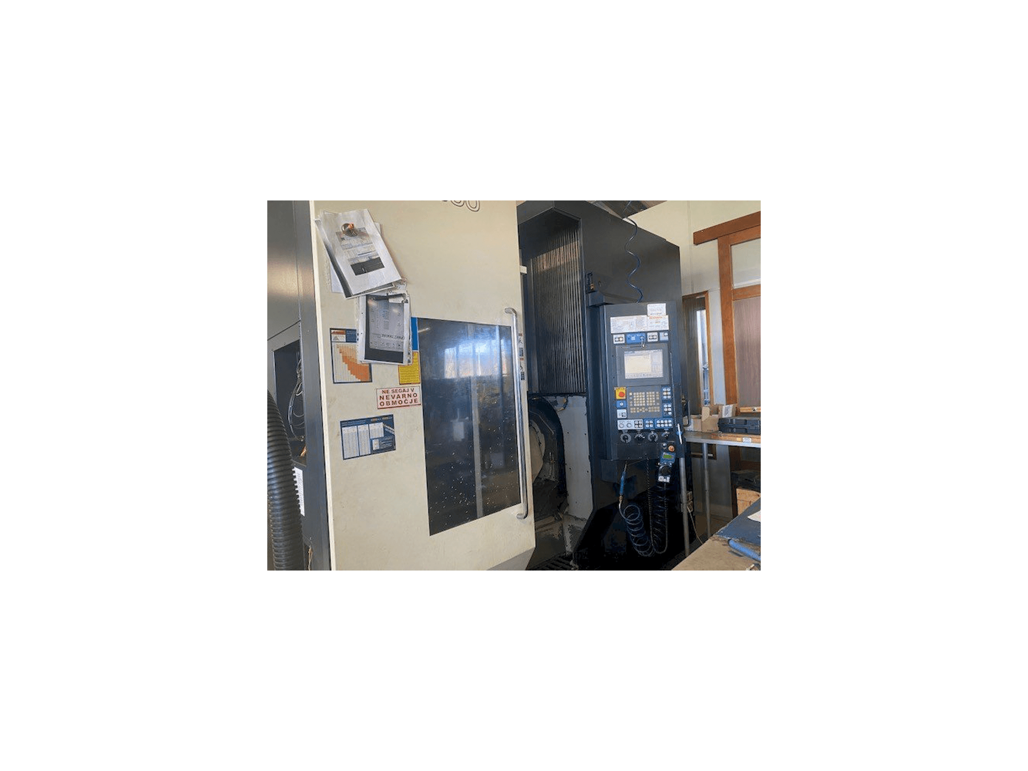 Koneen Makino D500 etunäkymä