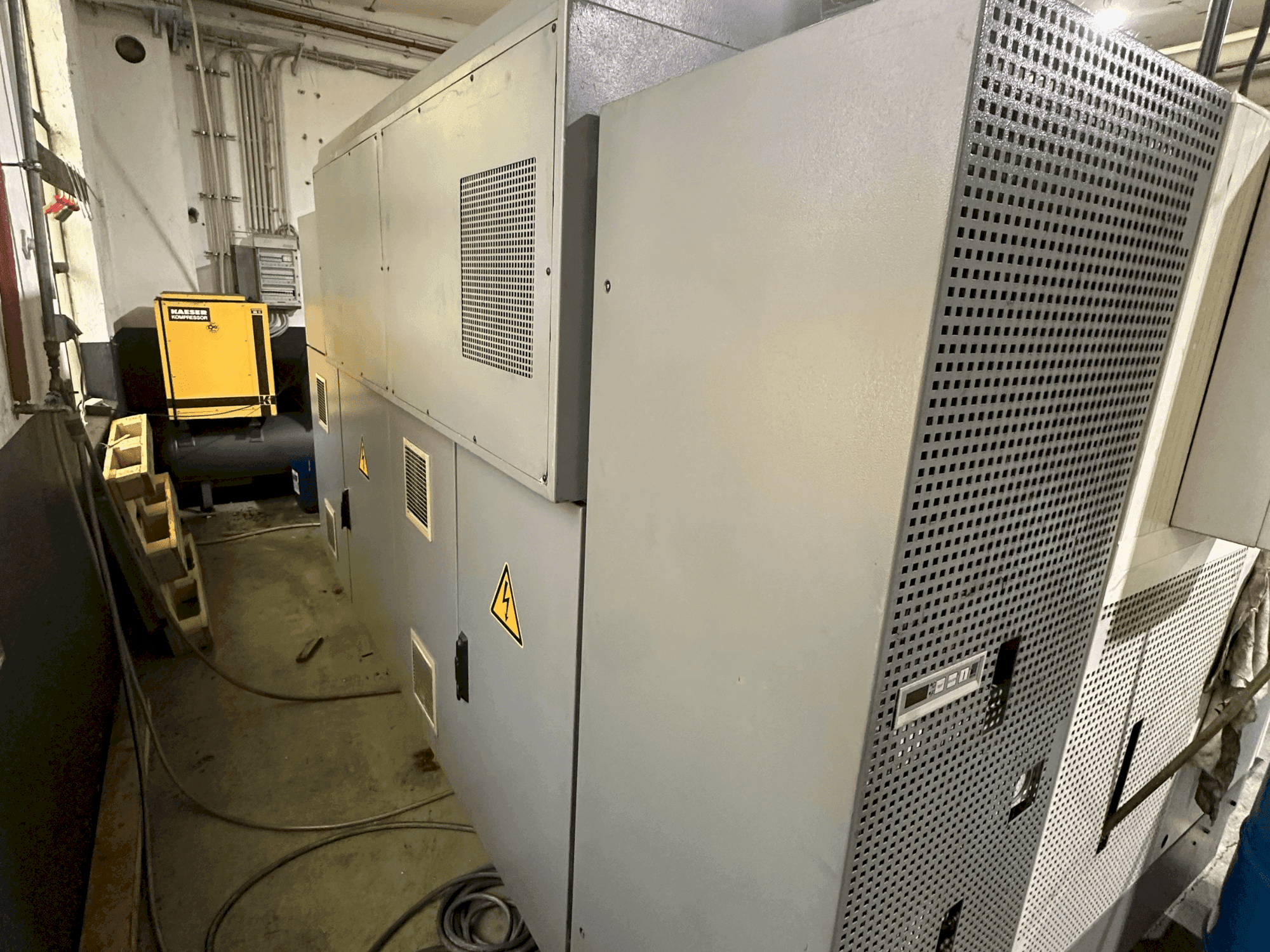 Koneen DMG CTX 420 Linear V6 takanäkymä