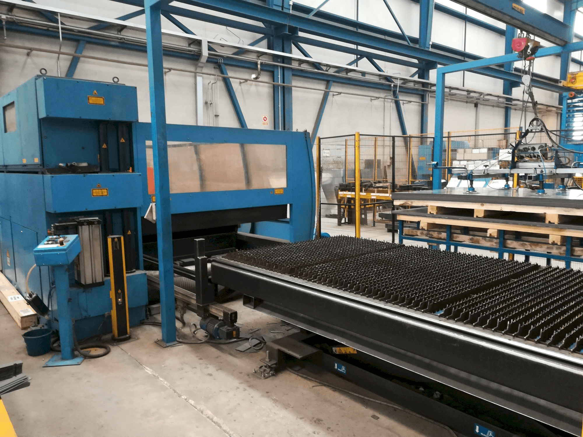 Koneen Prima Industrie Platino 1530 etunäkymä