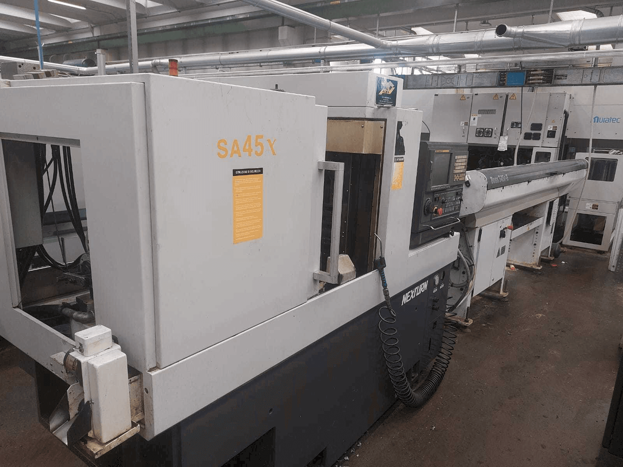 Koneen Nexturn SA 45X vasemman sivun näkymä