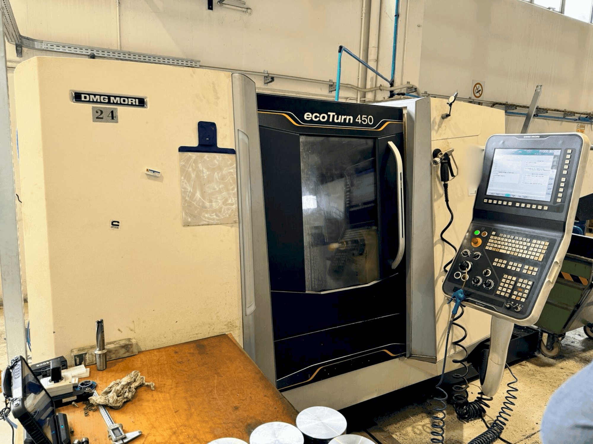 Koneen DMG MORI EcoTurn 450 V3 etunäkymä