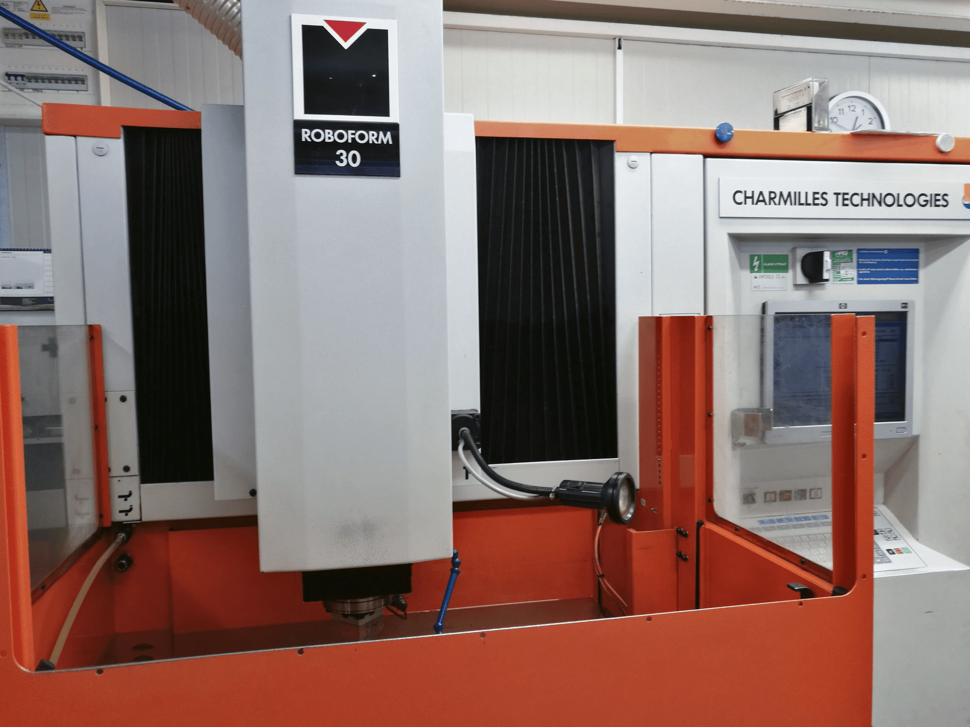 Koneen CHARMILLES ROBOFORM 30 Etunäkymä