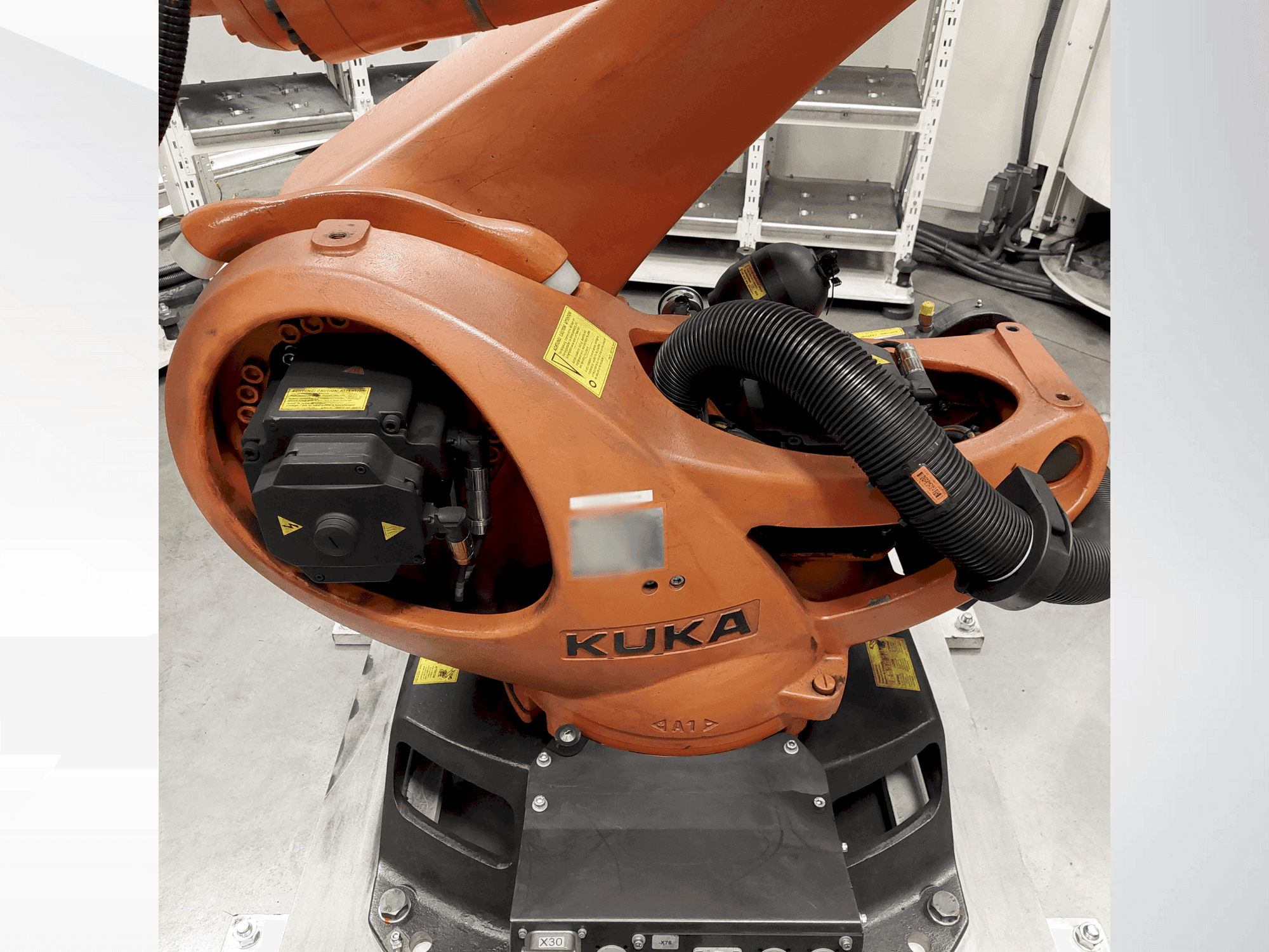 Koneen KUKA KR 90 R2700 pro etunäkymä