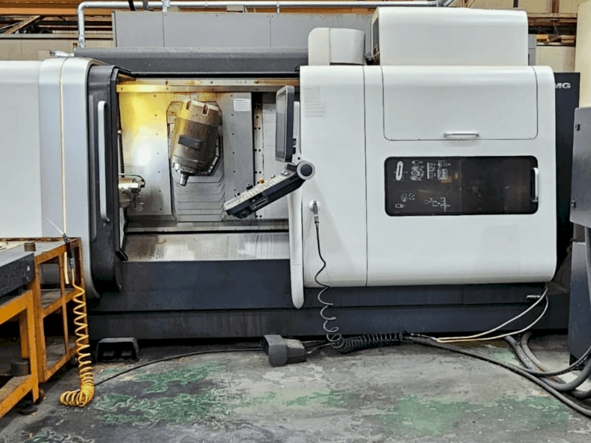 Koneen DMG MORI CTX 1250 TC etunäkymä