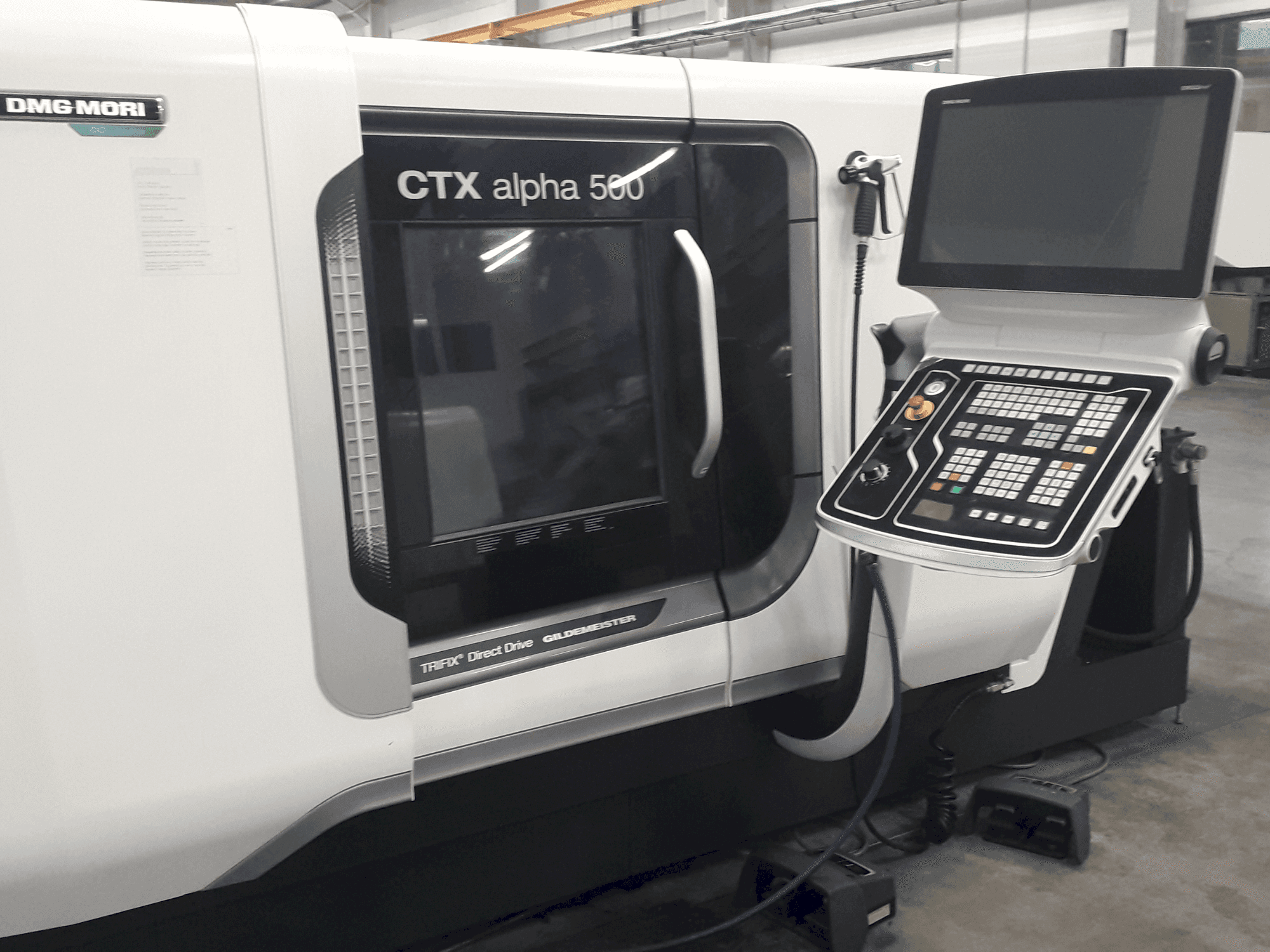 Koneen DMG MORI CTX Alpha 500 V6 etunäkymä