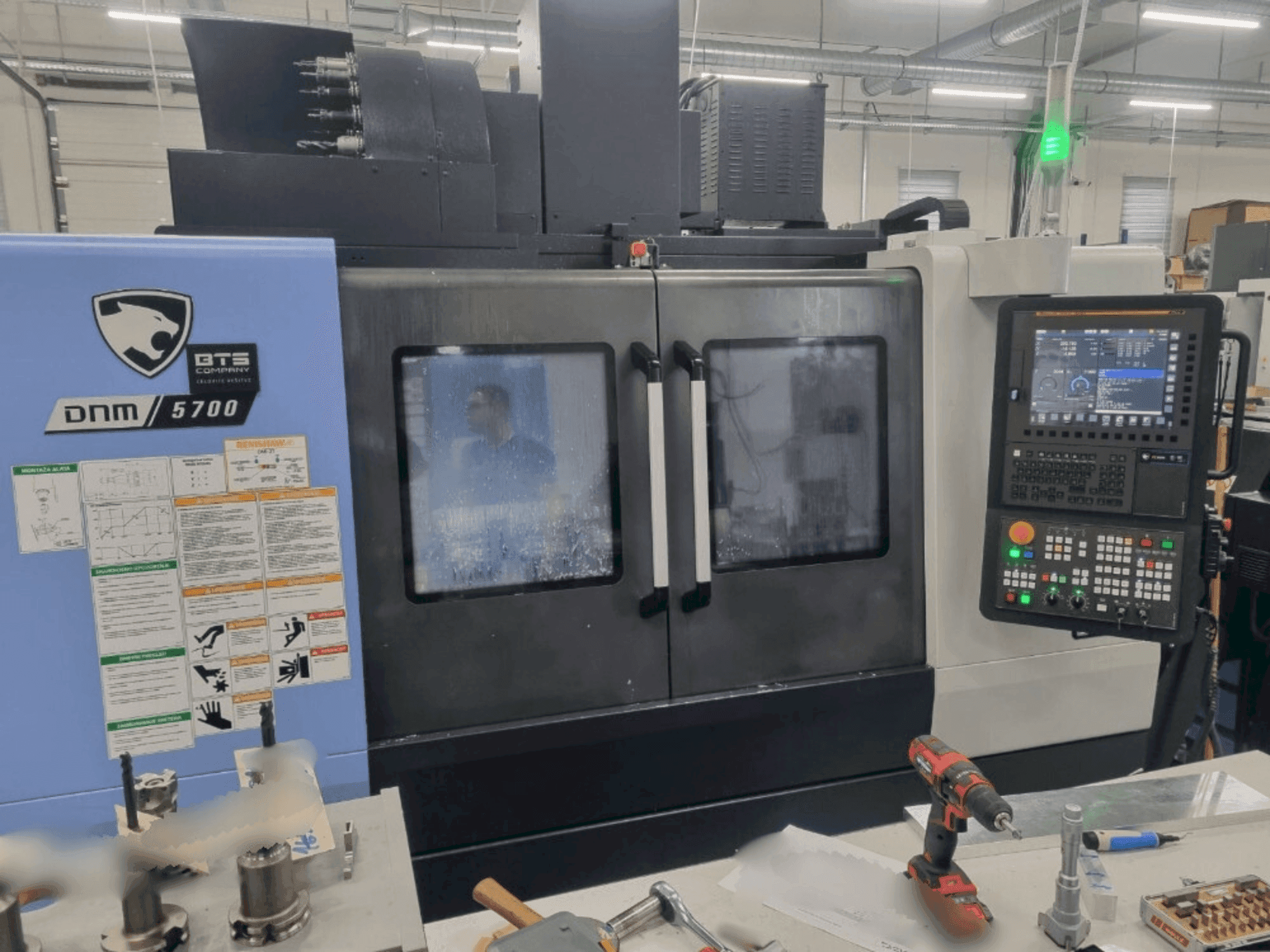Koneen DN SOLUTIONS DNM 5700 etunäkymä