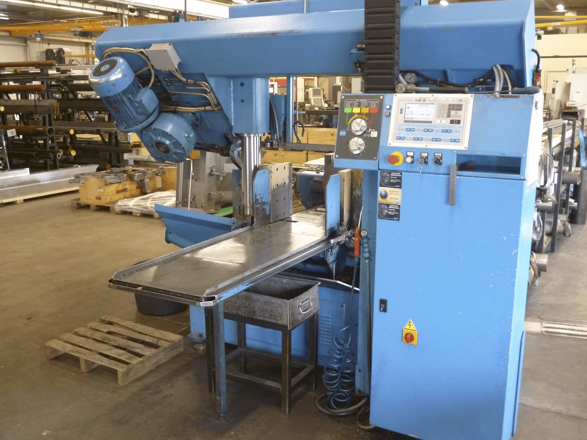 Koneen DoALL etunäkymä 450