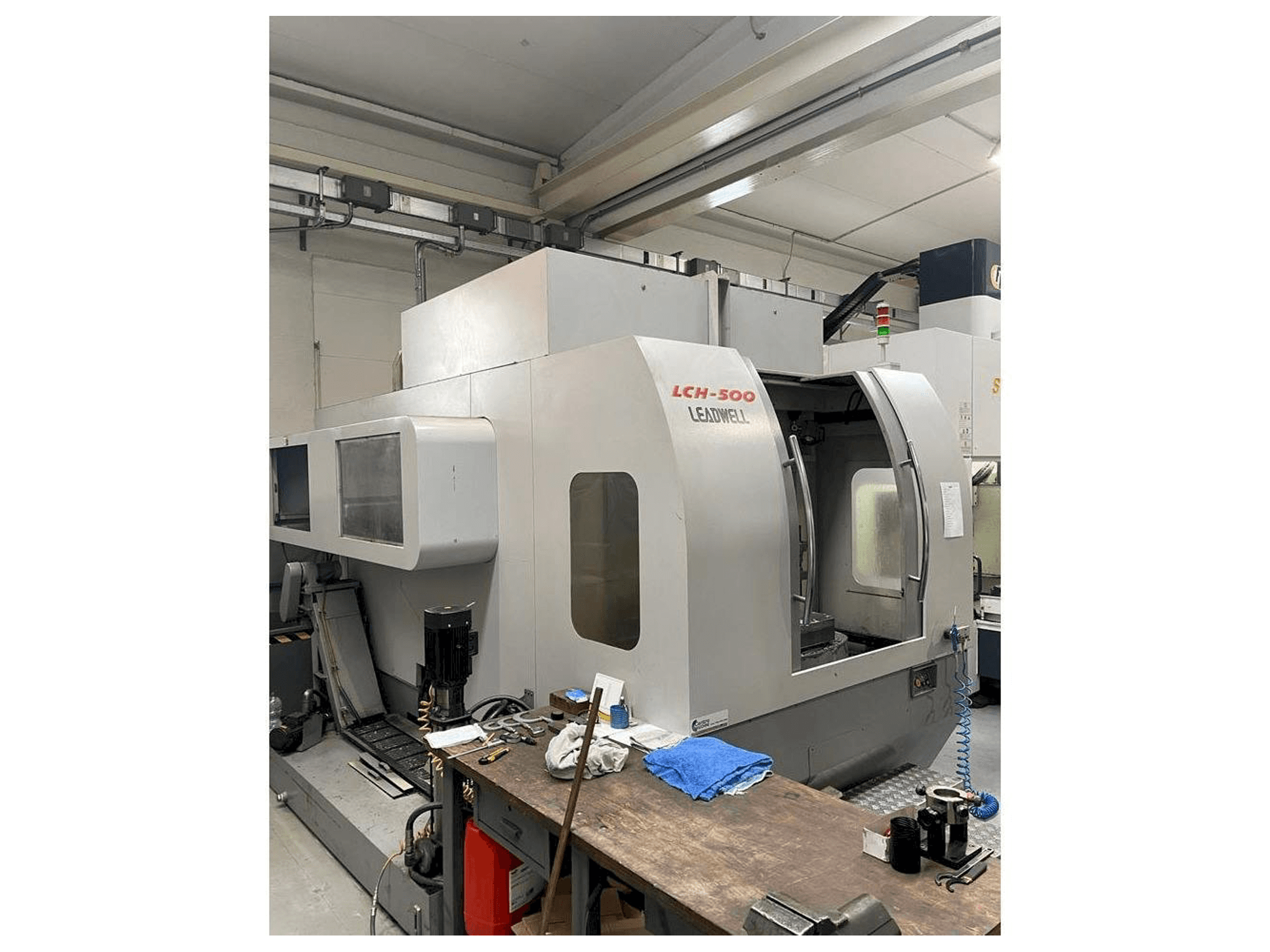 Koneen Leadwell LCH-500 vasemman sivun näkymä