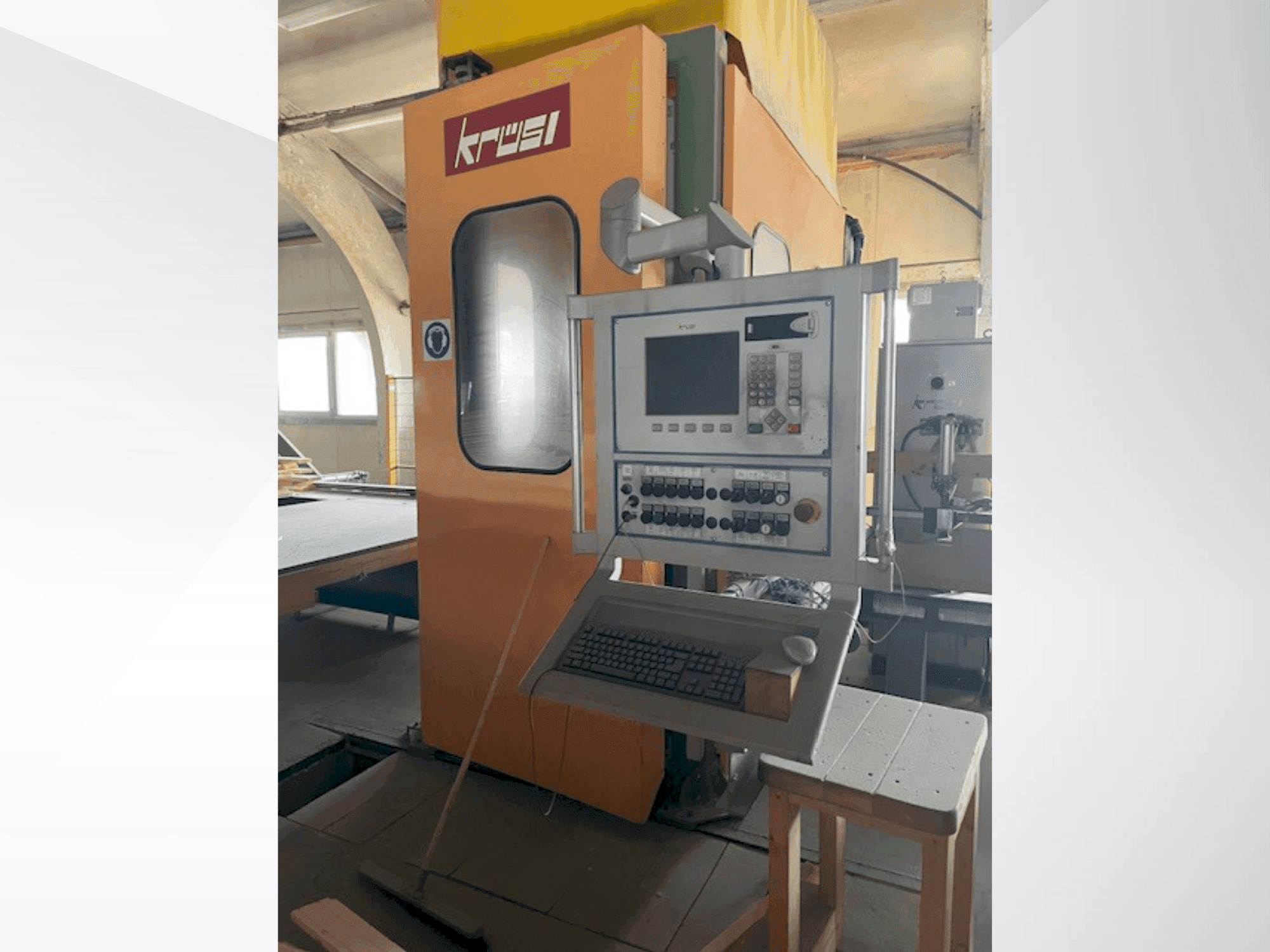 Koneen KRÜSI KM-95 G1 etunäkymä