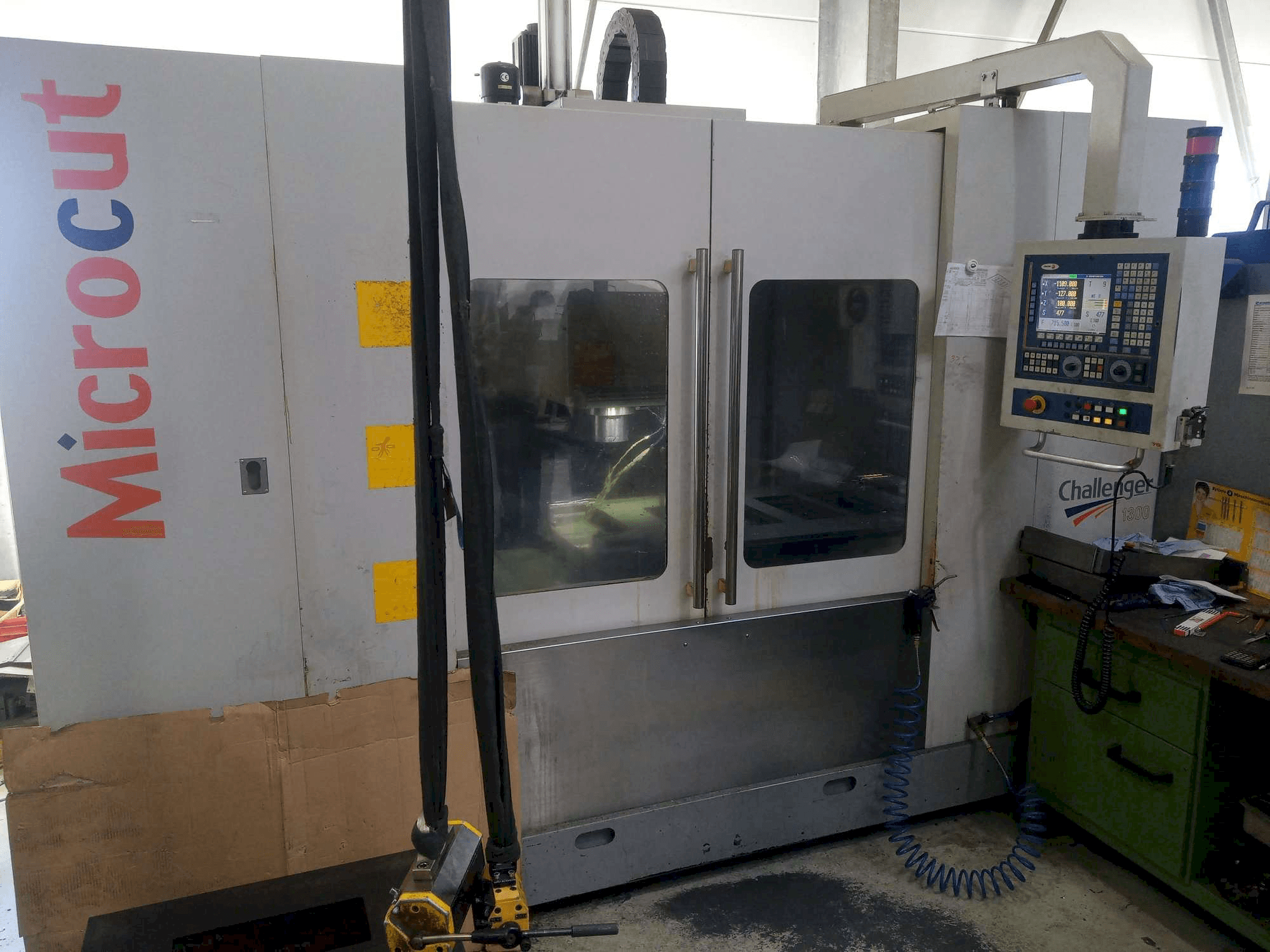 Koneen Micromill VMC 1300 etunäkymä