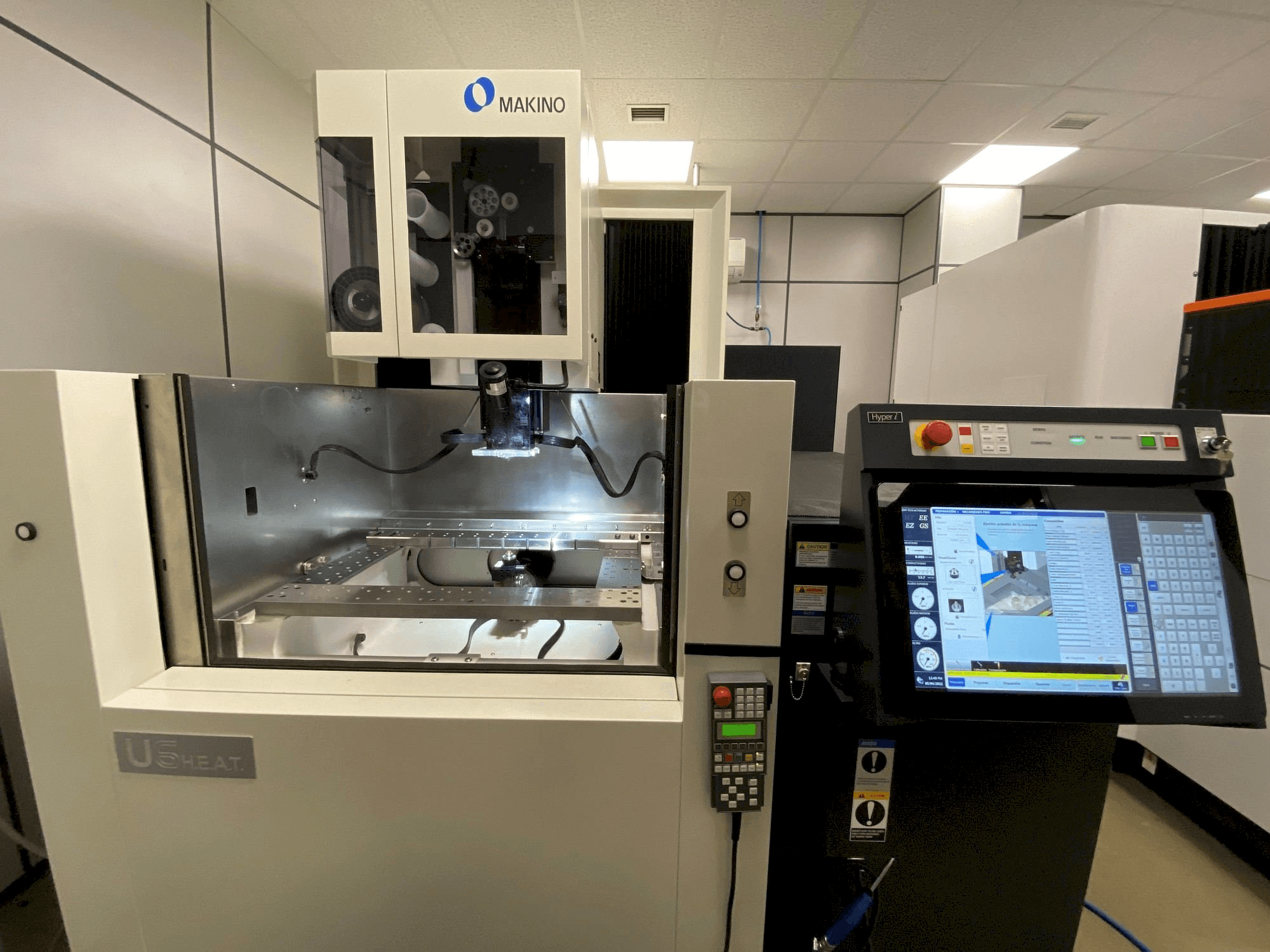 Koneen Makino U6 H.E.A.T. etunäkymä