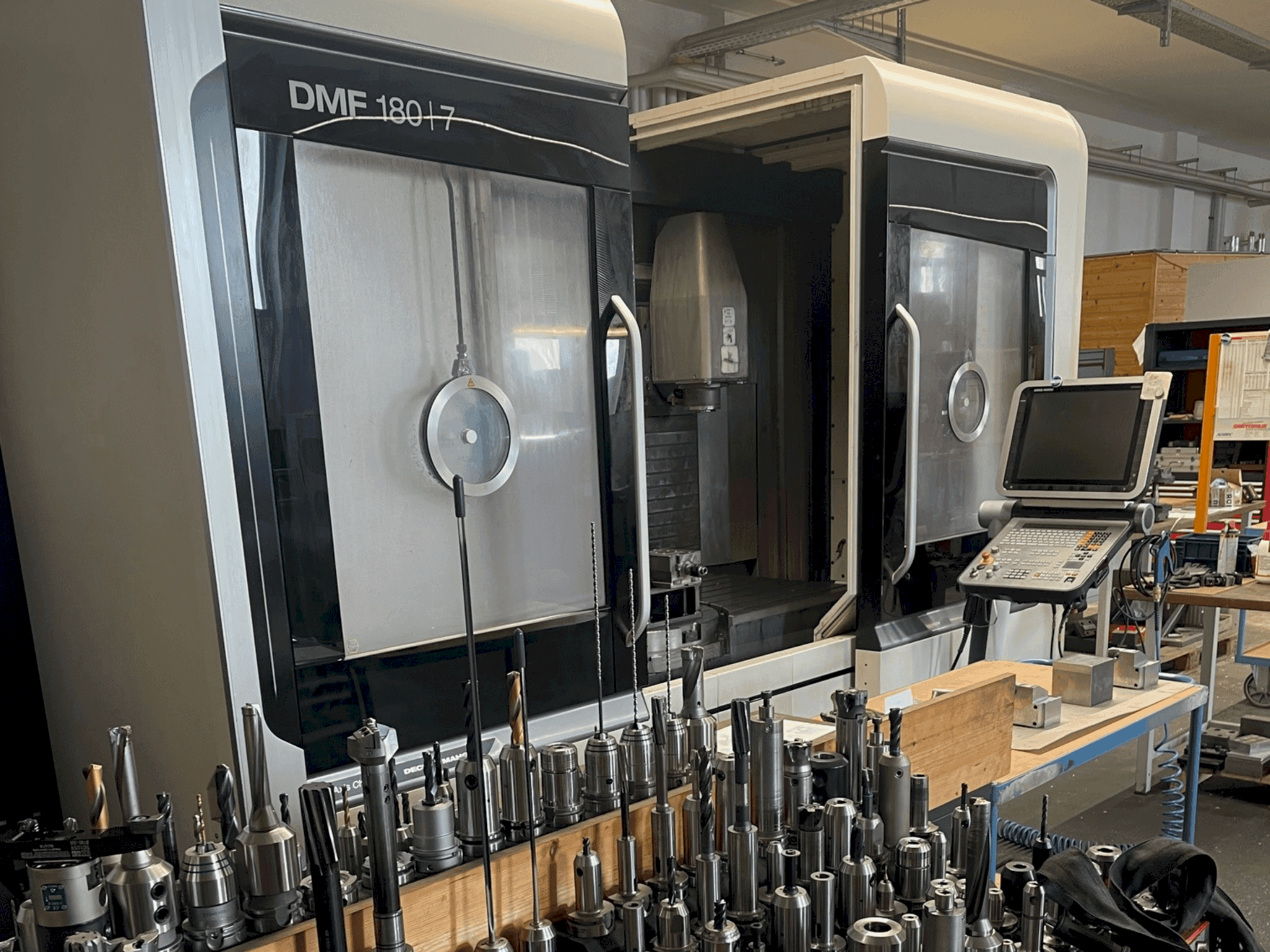 Koneen DMG MORI DMF 180/7 etunäkymä