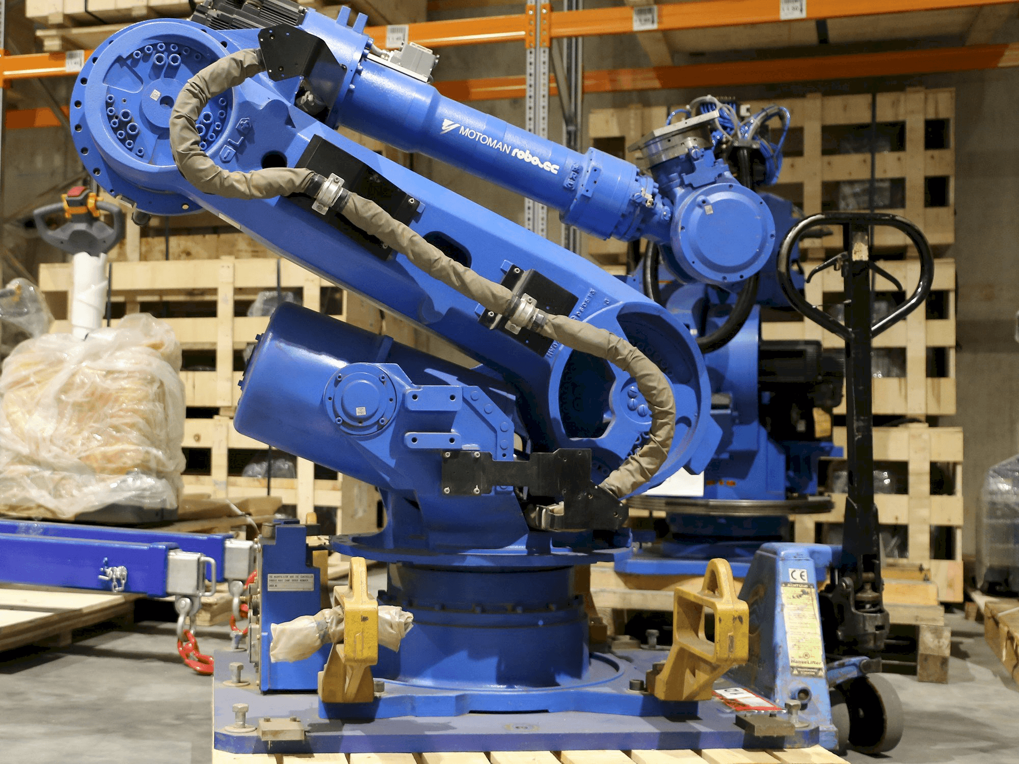 Koneen Yaskawa Motoman ES165 vasemman sivun näkymä