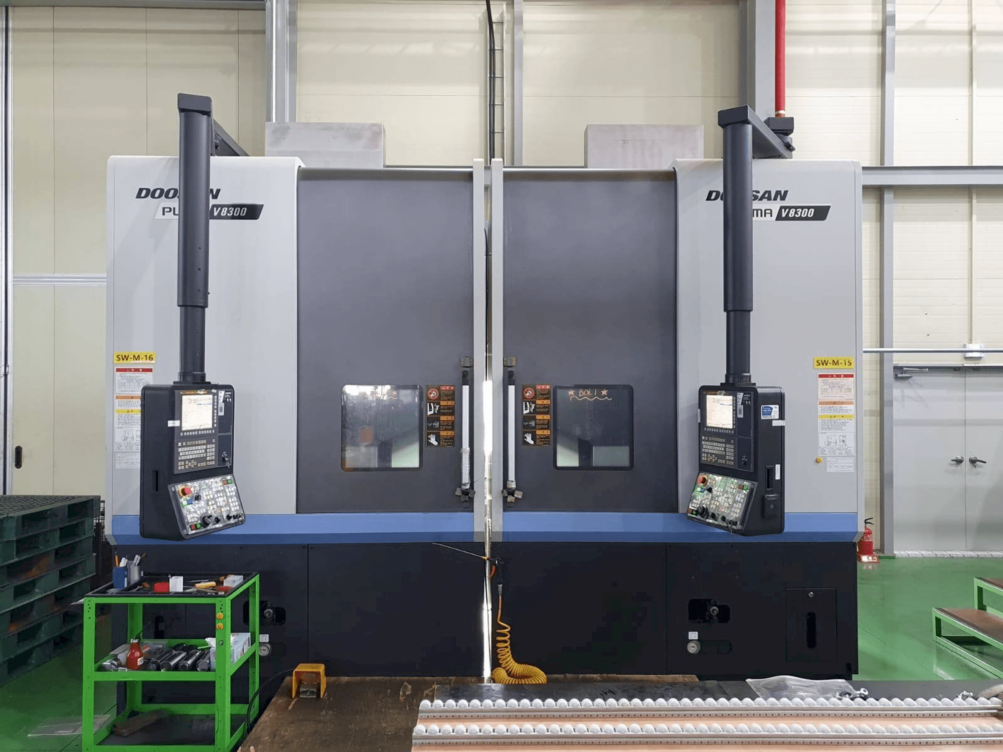 Koneen Doosan V8300R etunäkymä