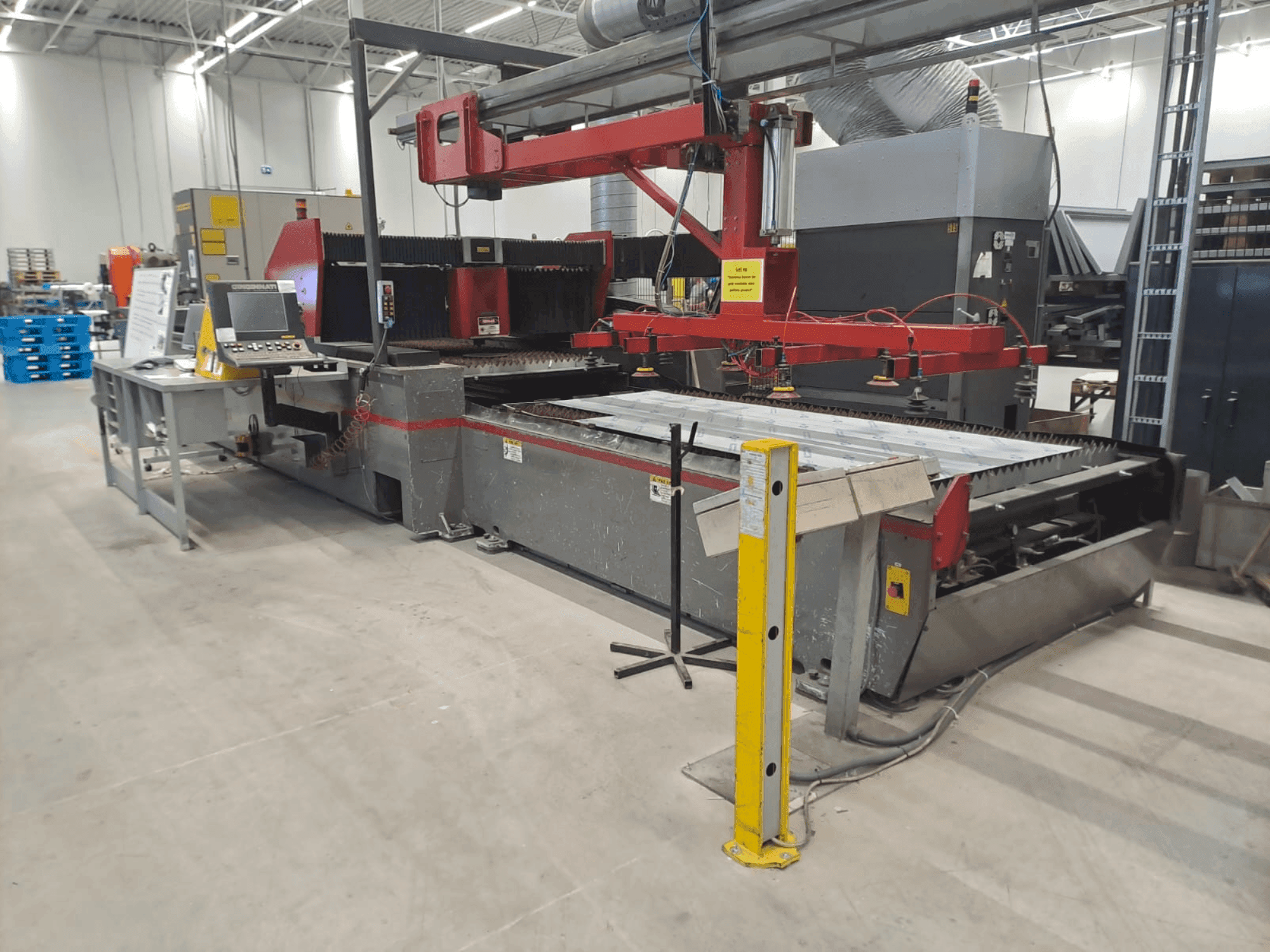 Koneen Cincinnati CL-800 5 x 10 etunäkymä