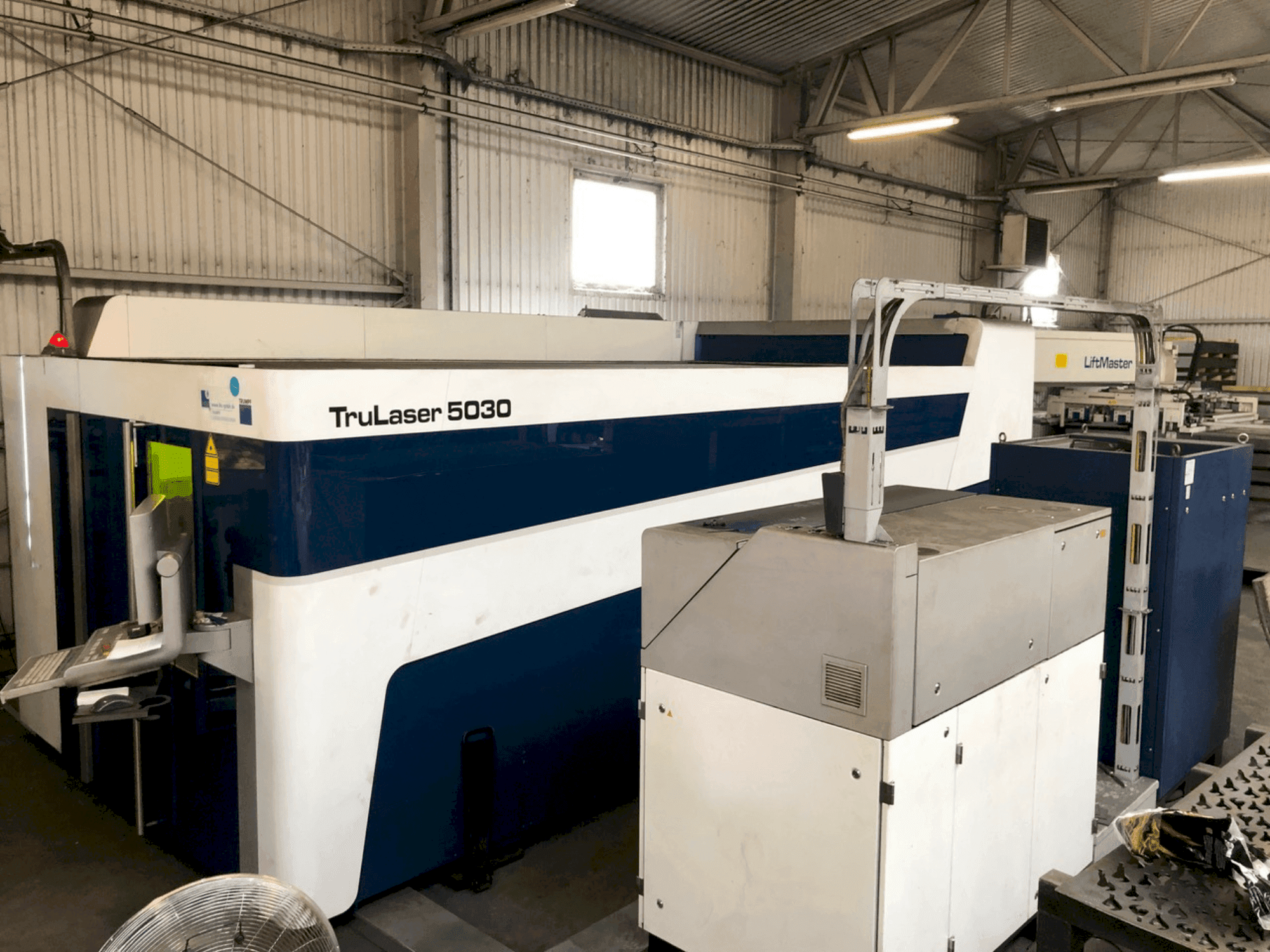 Koneen TRUMPF Trulaser 5030 Fiber etunäkymä