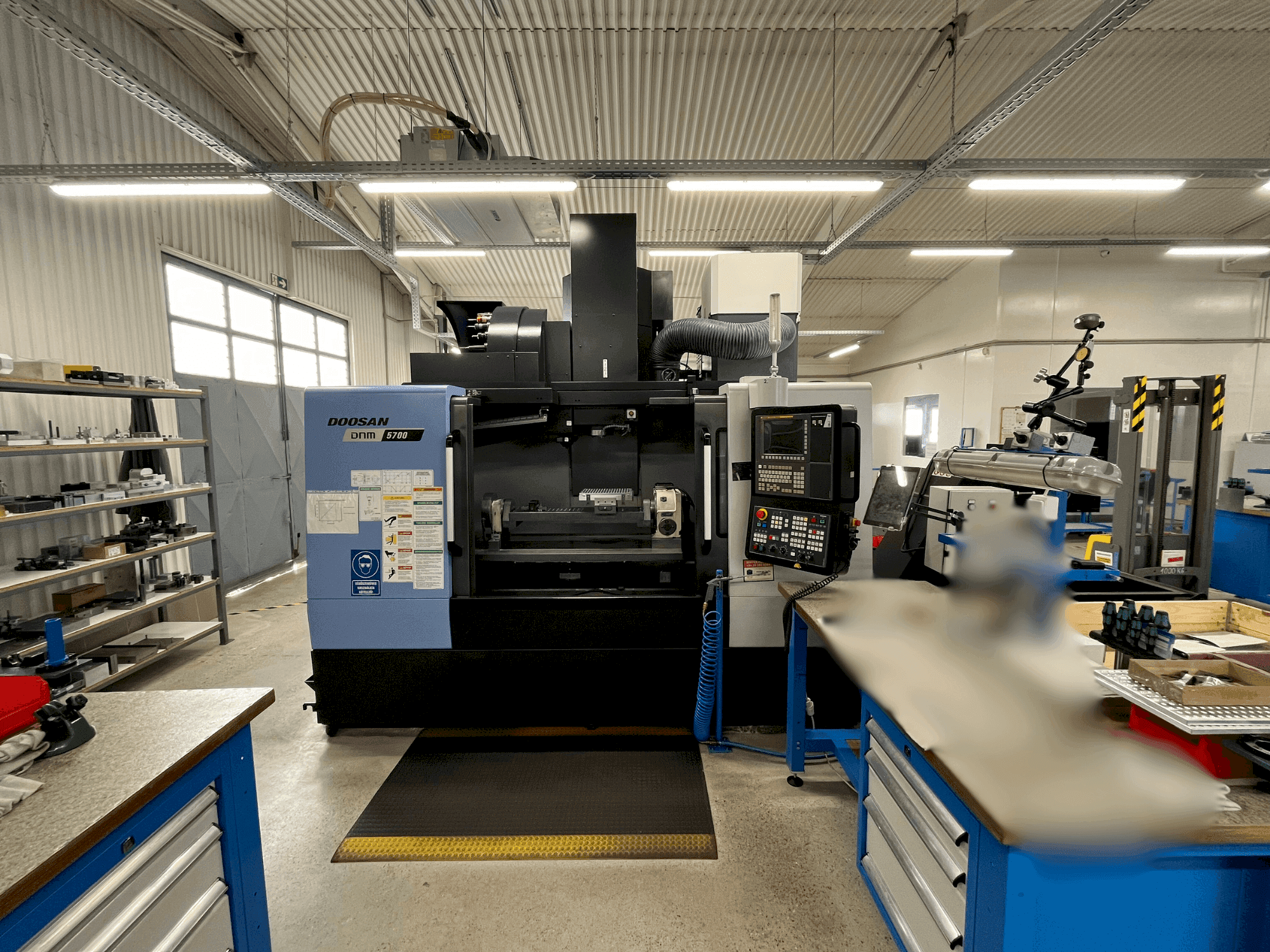 Koneen DOOSAN DNM 5700 etunäkymä