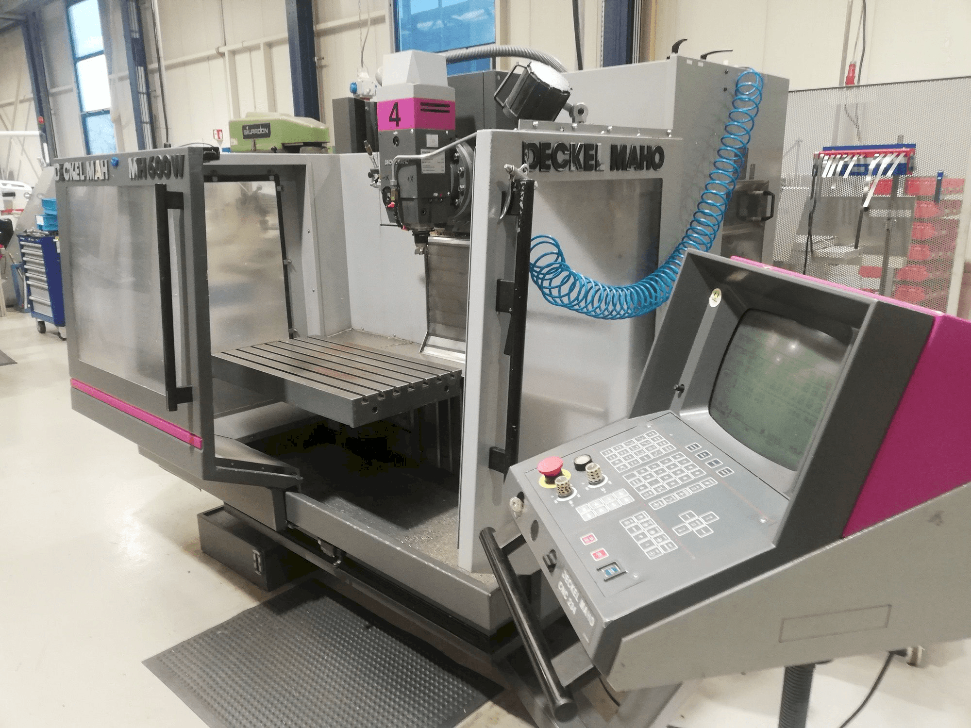 Koneen DECKEL MAHO MH 600W etunäkymä