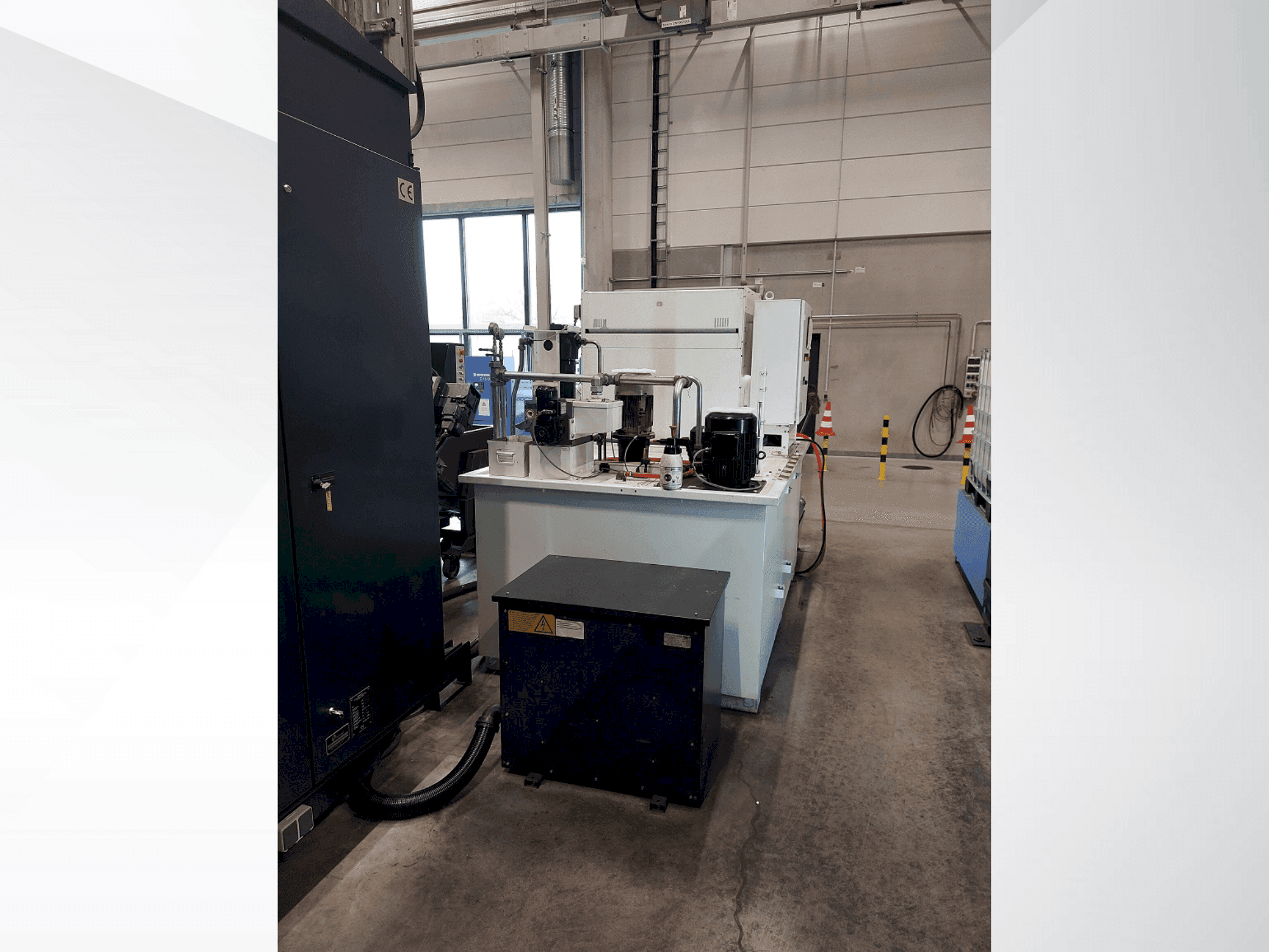 Koneen Makino a81 sivunäkymä