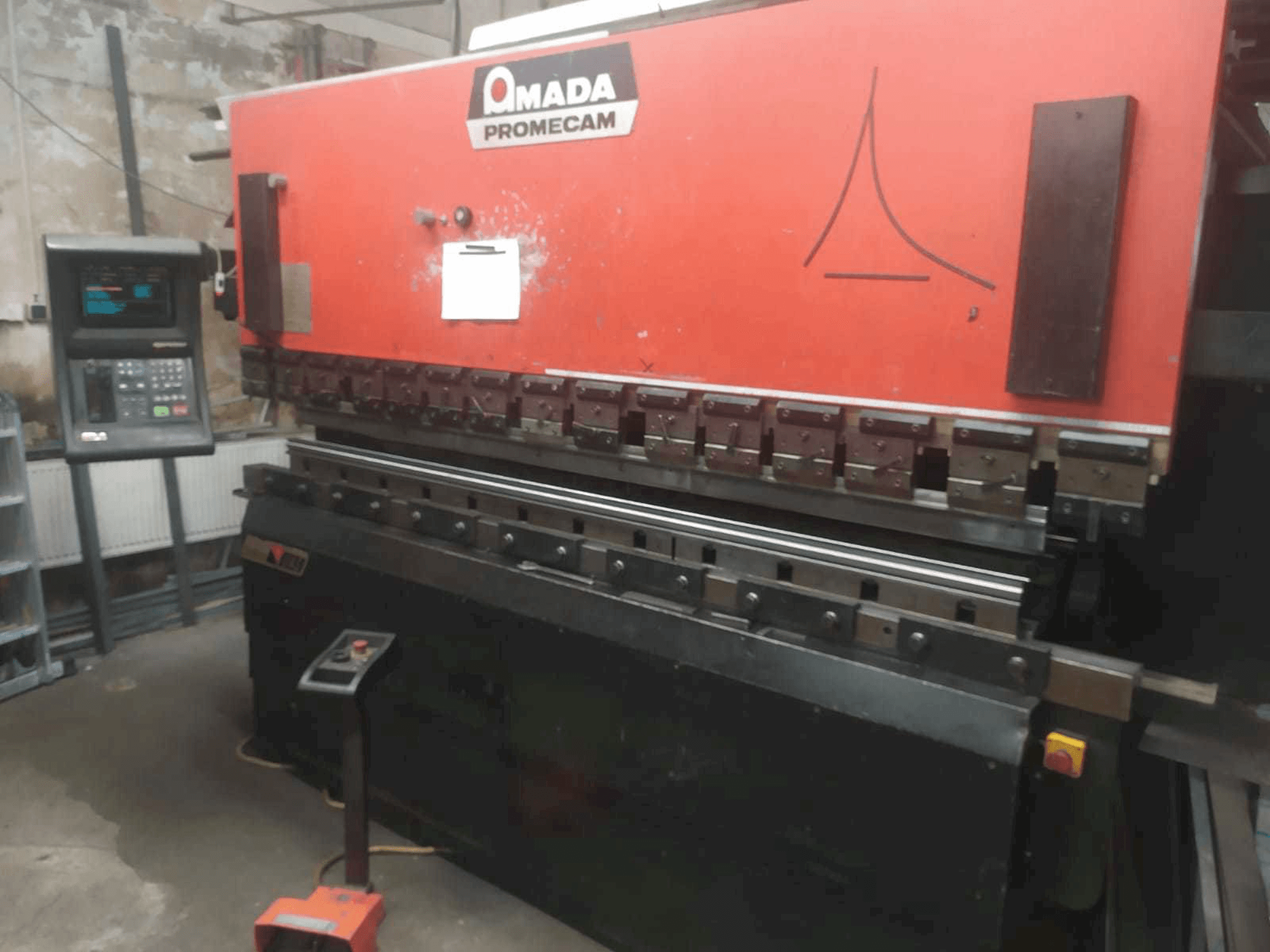 Koneen AMADA APX 100 30 etunäkymä