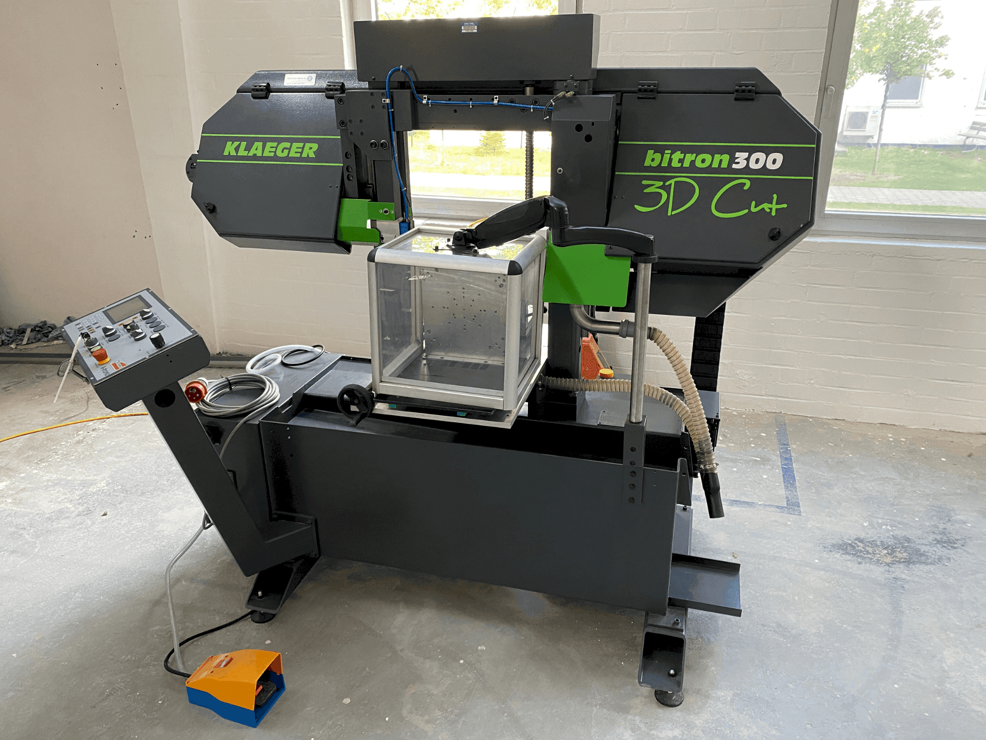 Koneen Klaeger Bitron 300 3D Cut etunäkymä