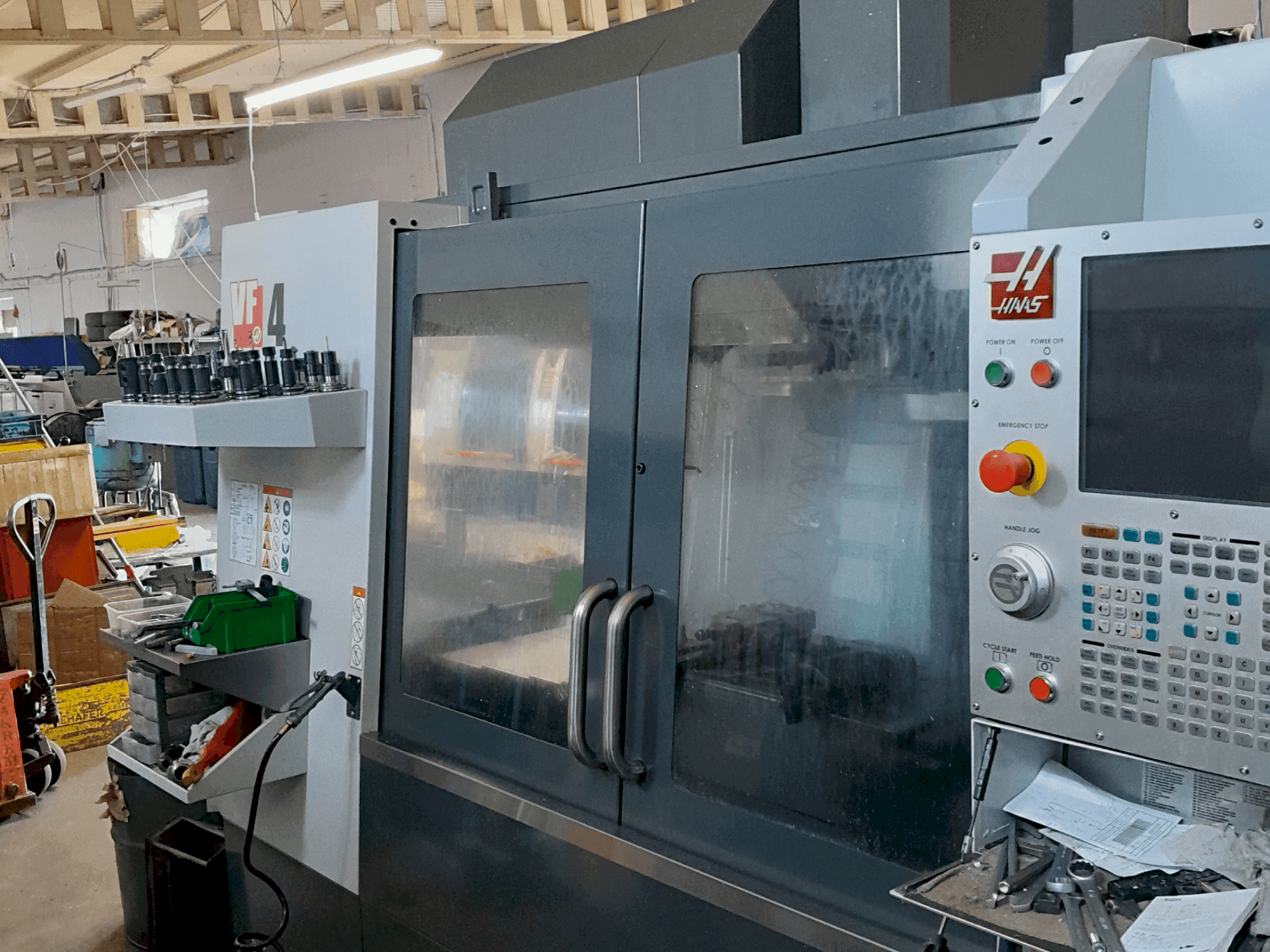 Koneen HAAS VF-4 etunäkymä