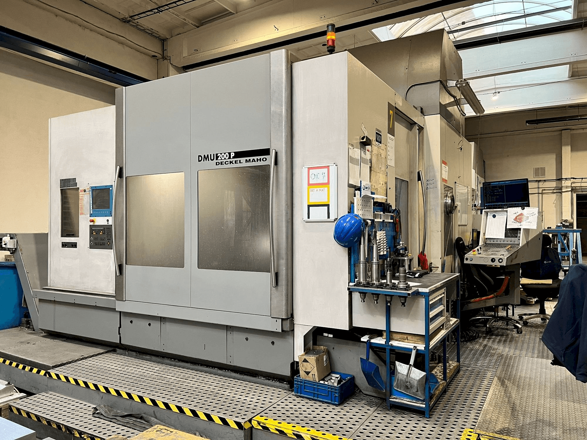 Koneen DECKEL MAHO DMU 200P etunäkymä