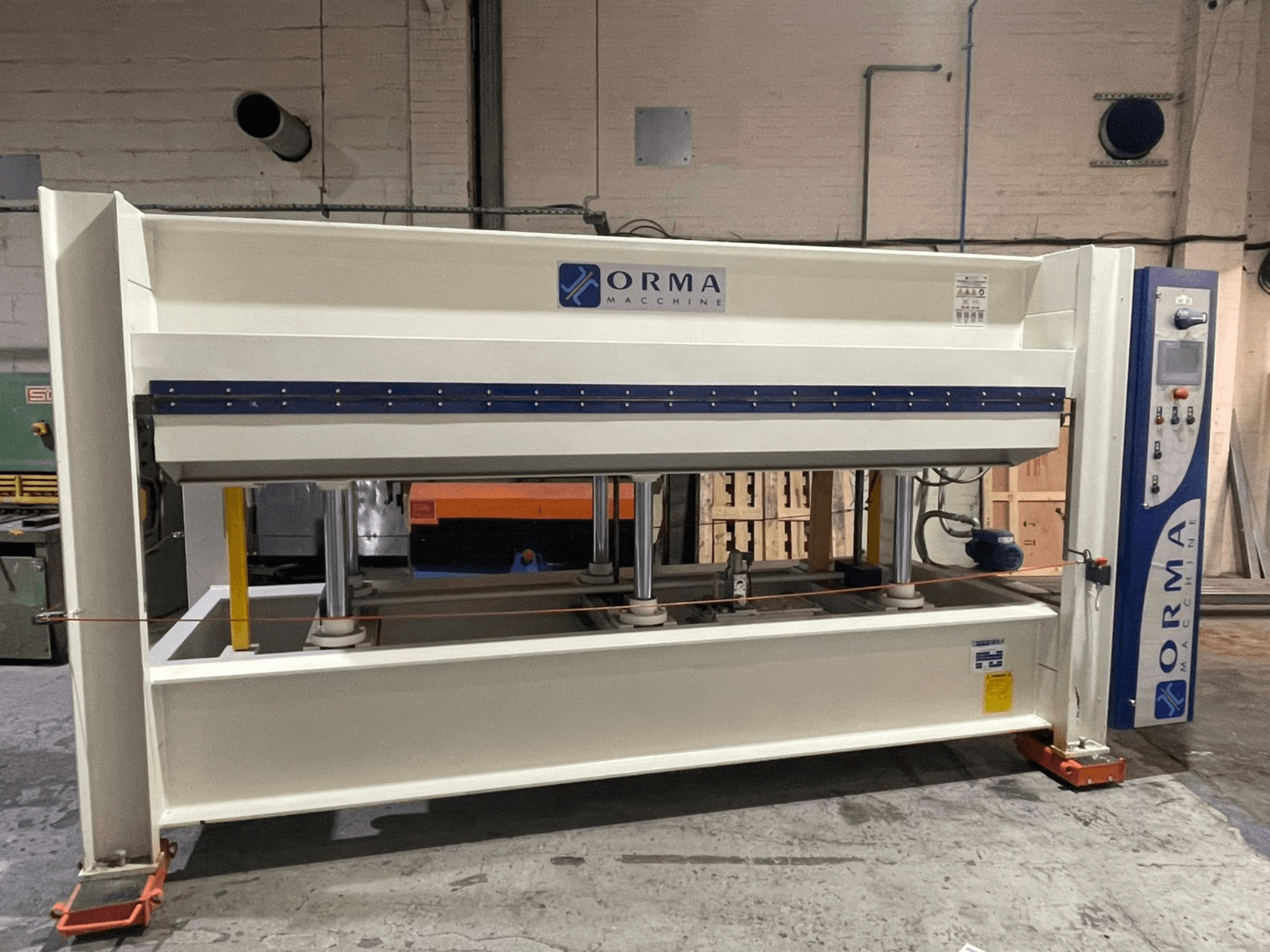 Orma Macchinen hydraulinen puristin etukuvassa, jossa on neljä pystytukea ja ohjauspaneeli oikealla puolella.