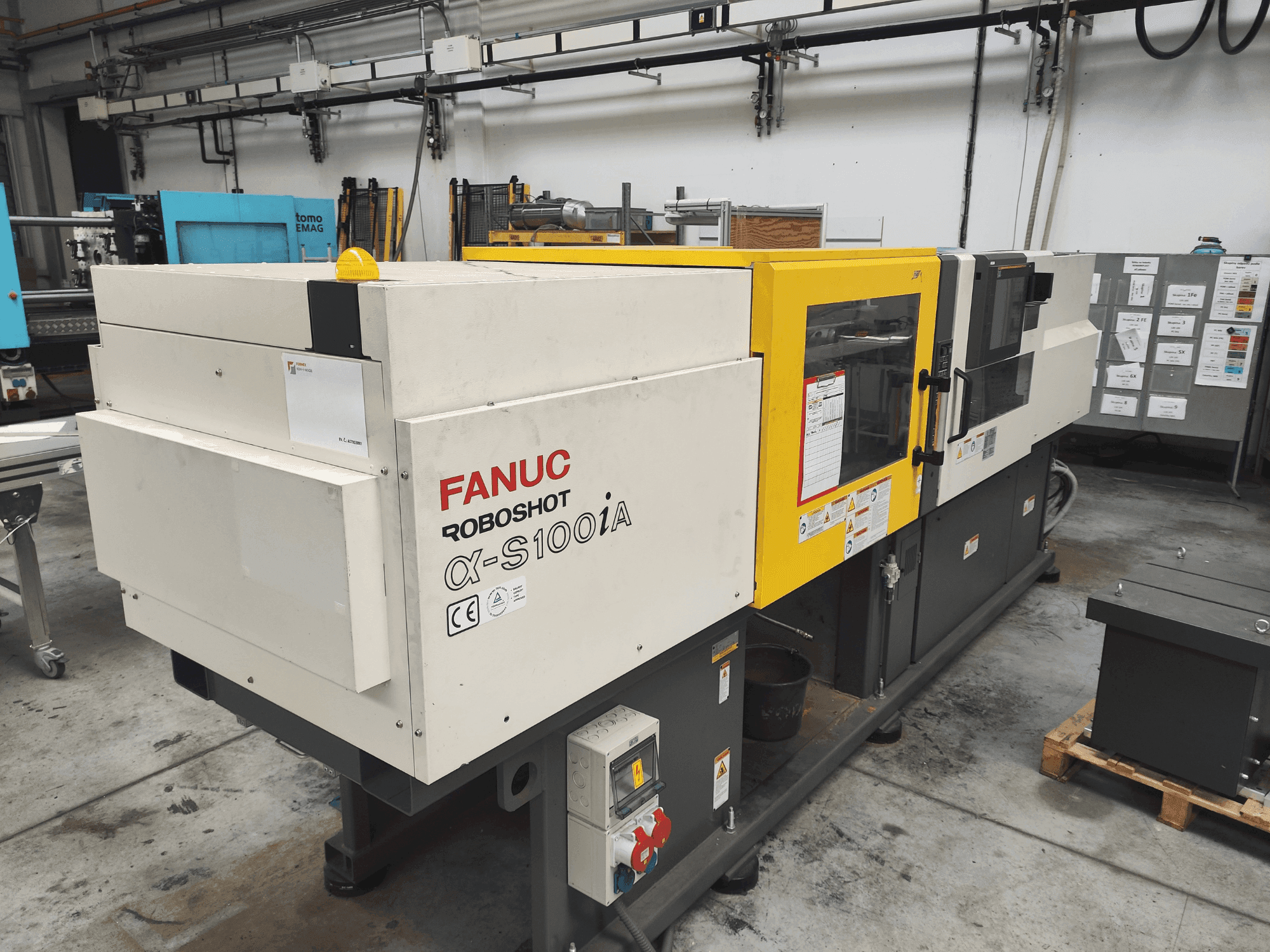 Koneen FANUC α-S100A etunäkymä