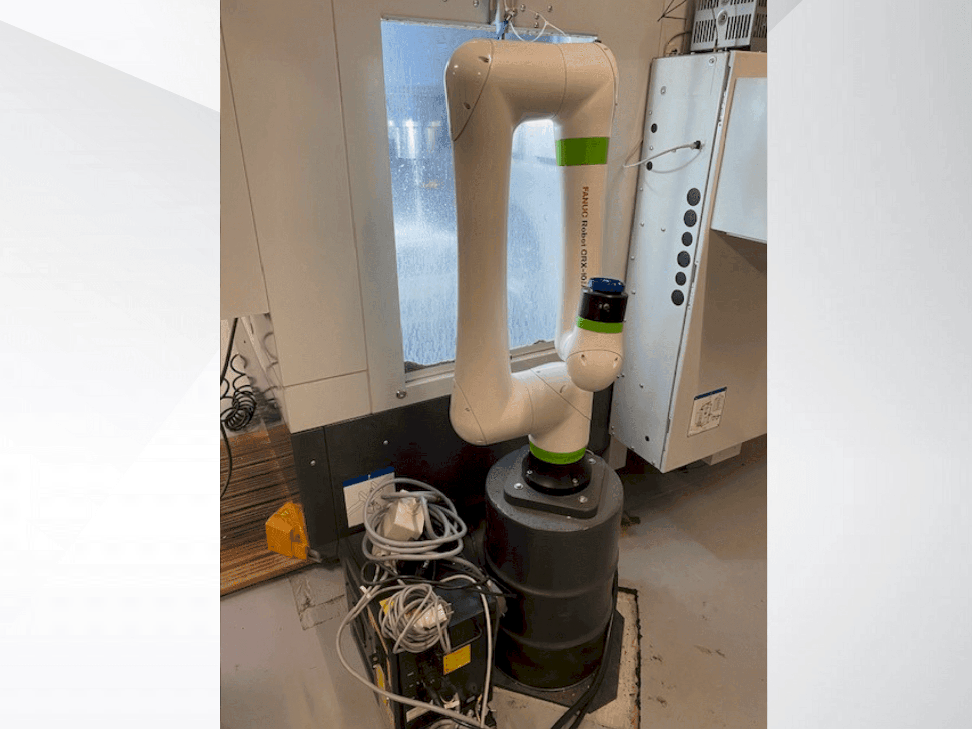 Koneen FANUC CRX10iA etunäkymä