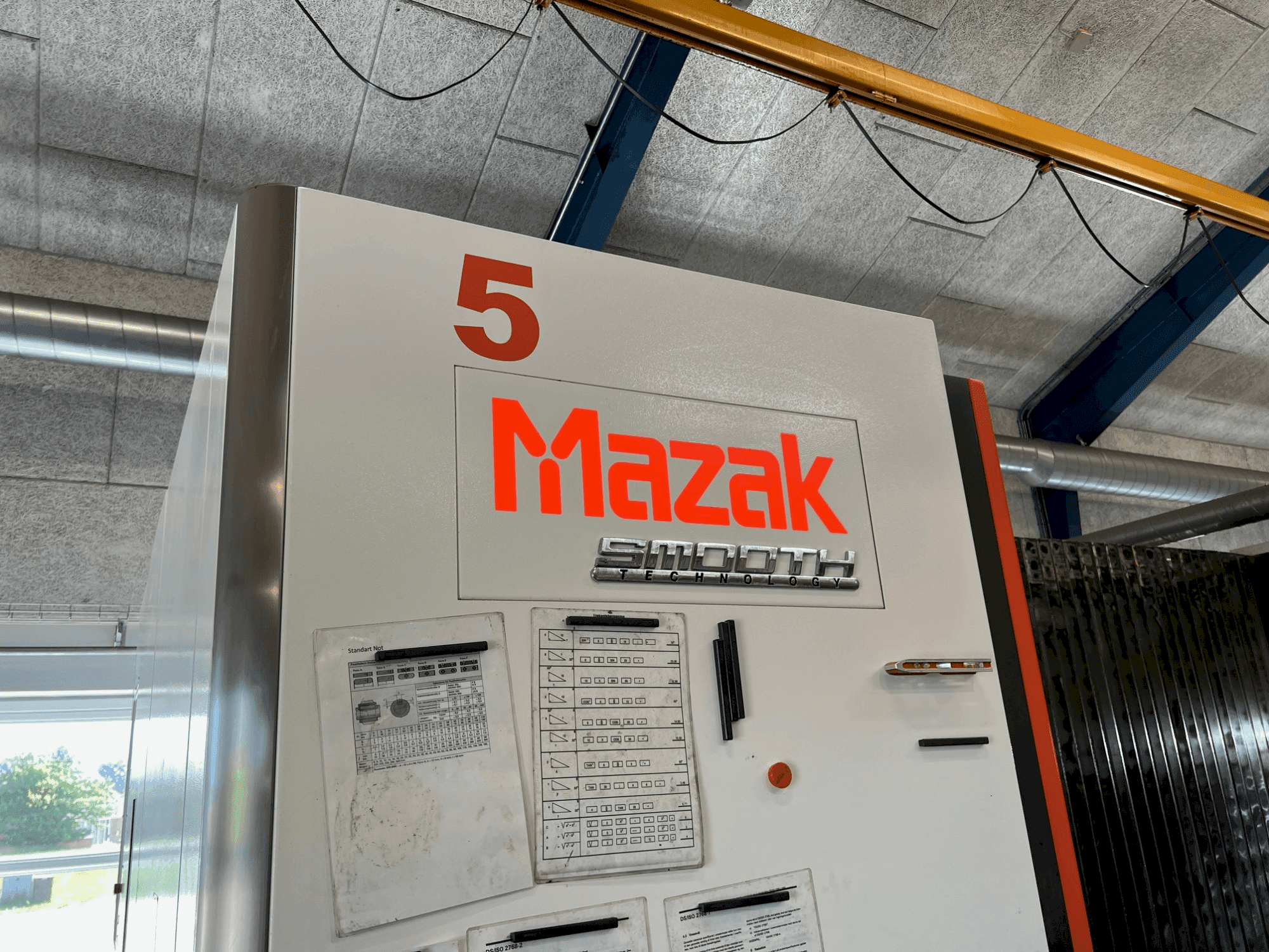 Koneen Mazak VTC-530C etunäkymä